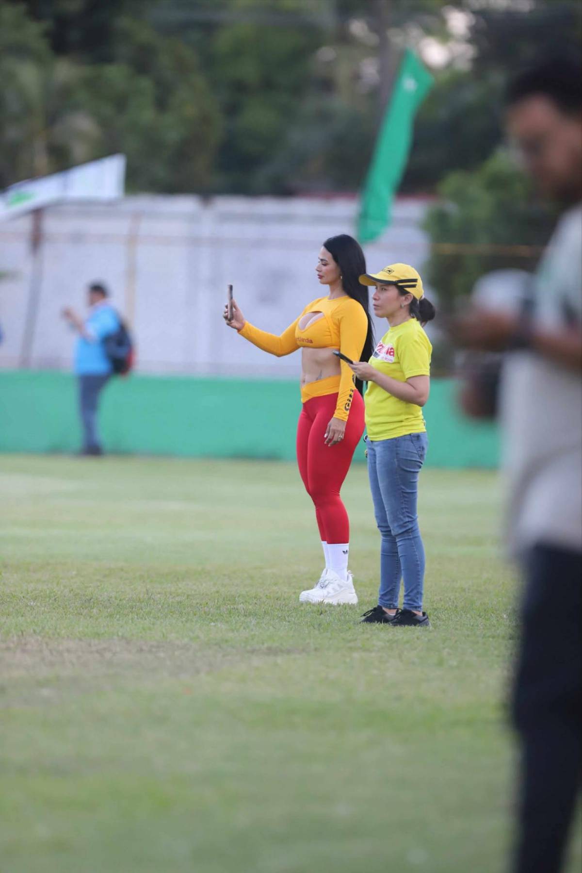 Bellas chicas llenan Choloma para partido ante el Olimpia