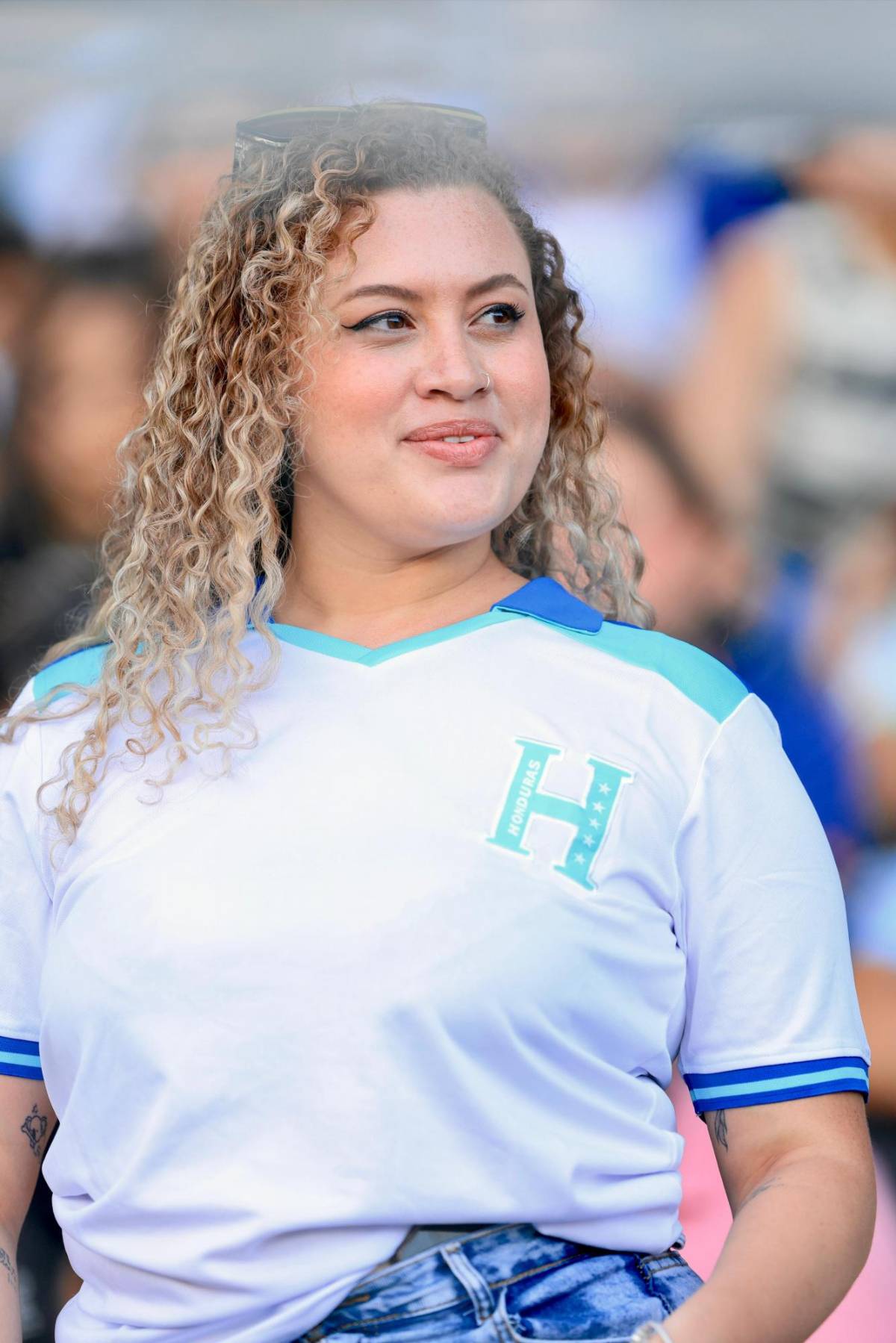 Las bellas chicas que robaron miradas en partido de tiktokers en el estadio Morazán