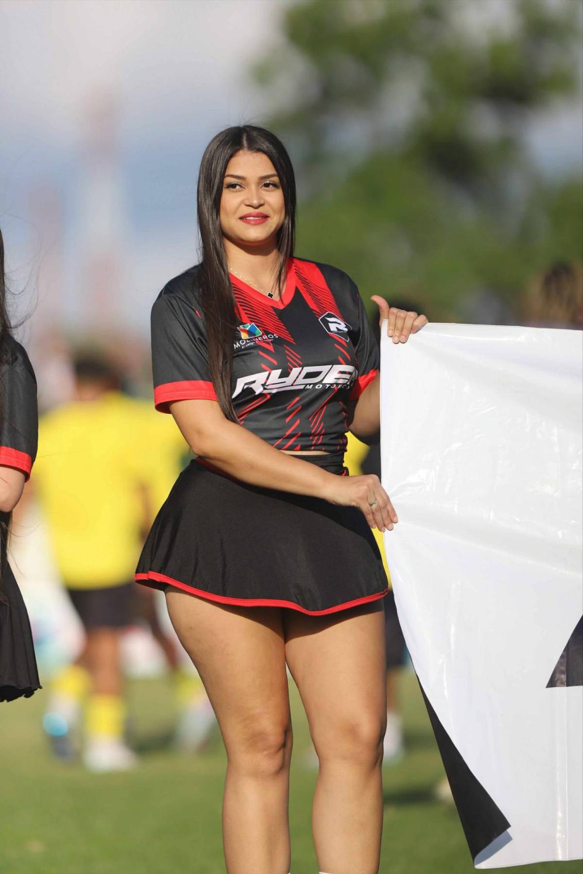Las bellas chicas que engalanaron en inicio de jornada de Liga Nacional