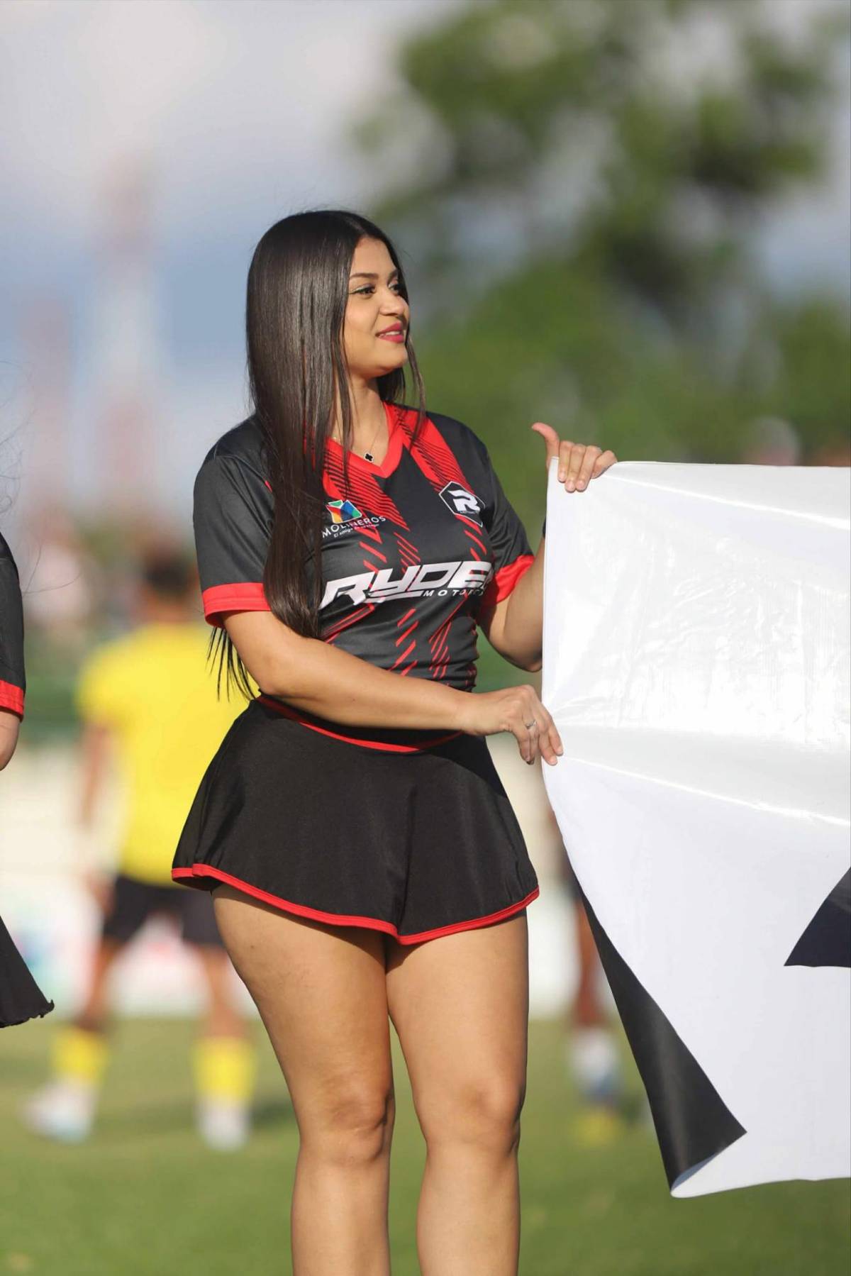 Las bellas chicas que engalanaron en inicio de jornada de Liga Nacional