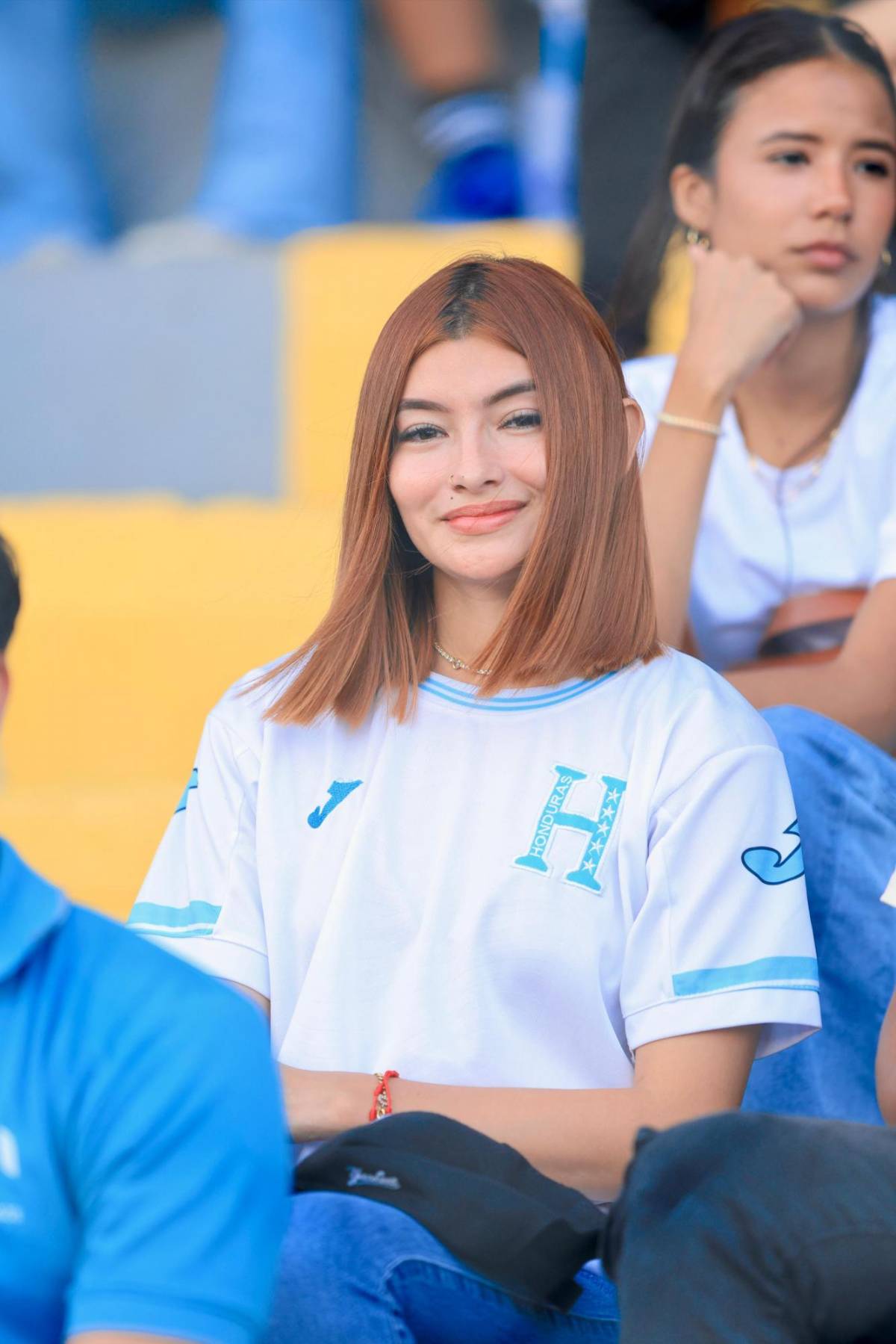 Las bellas chicas que robaron miradas en partido de tiktokers en el estadio Morazán