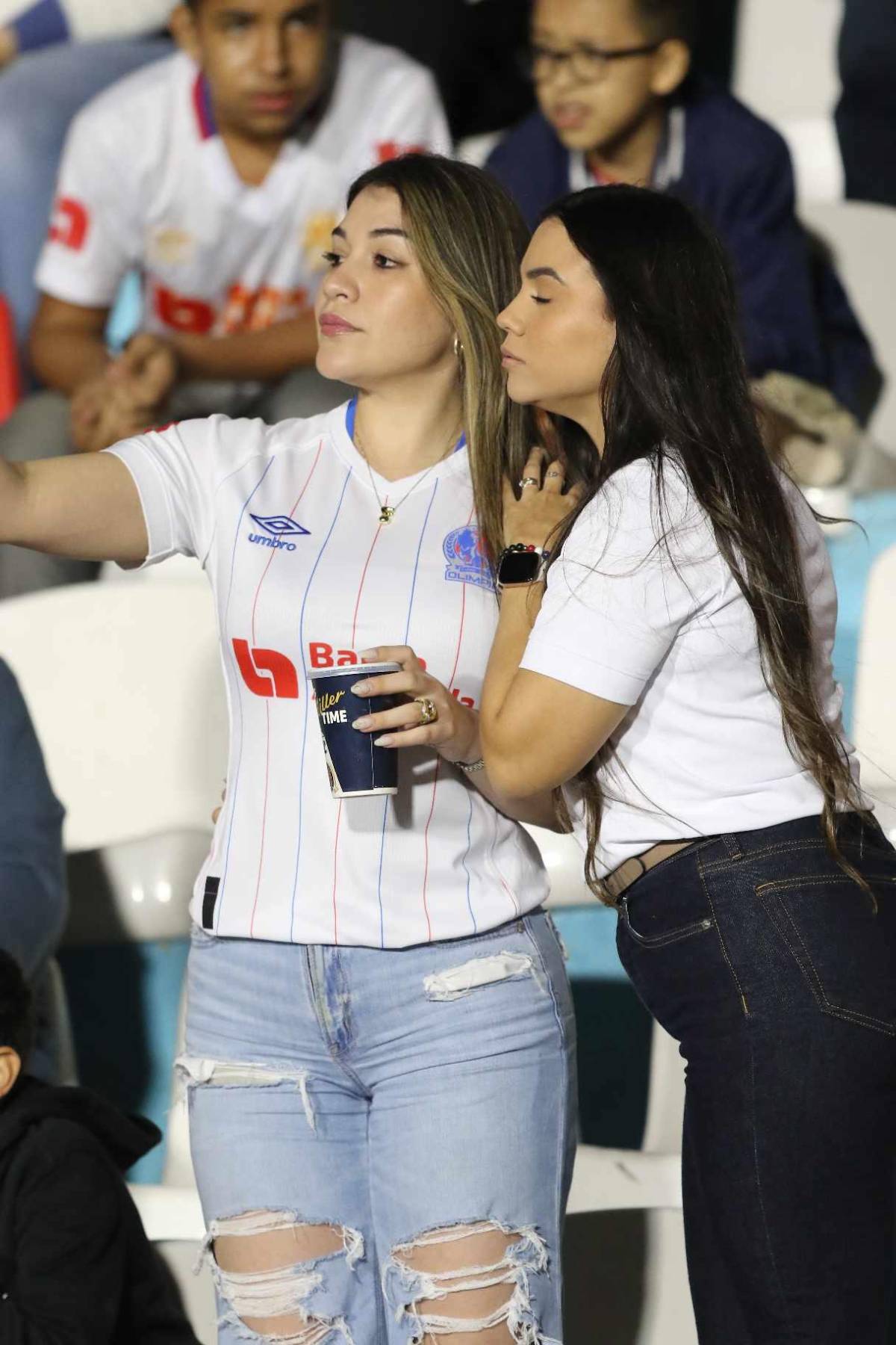 El Nacional se llena de lindas chicas en semifinal de Olimpia ante Olancho FC