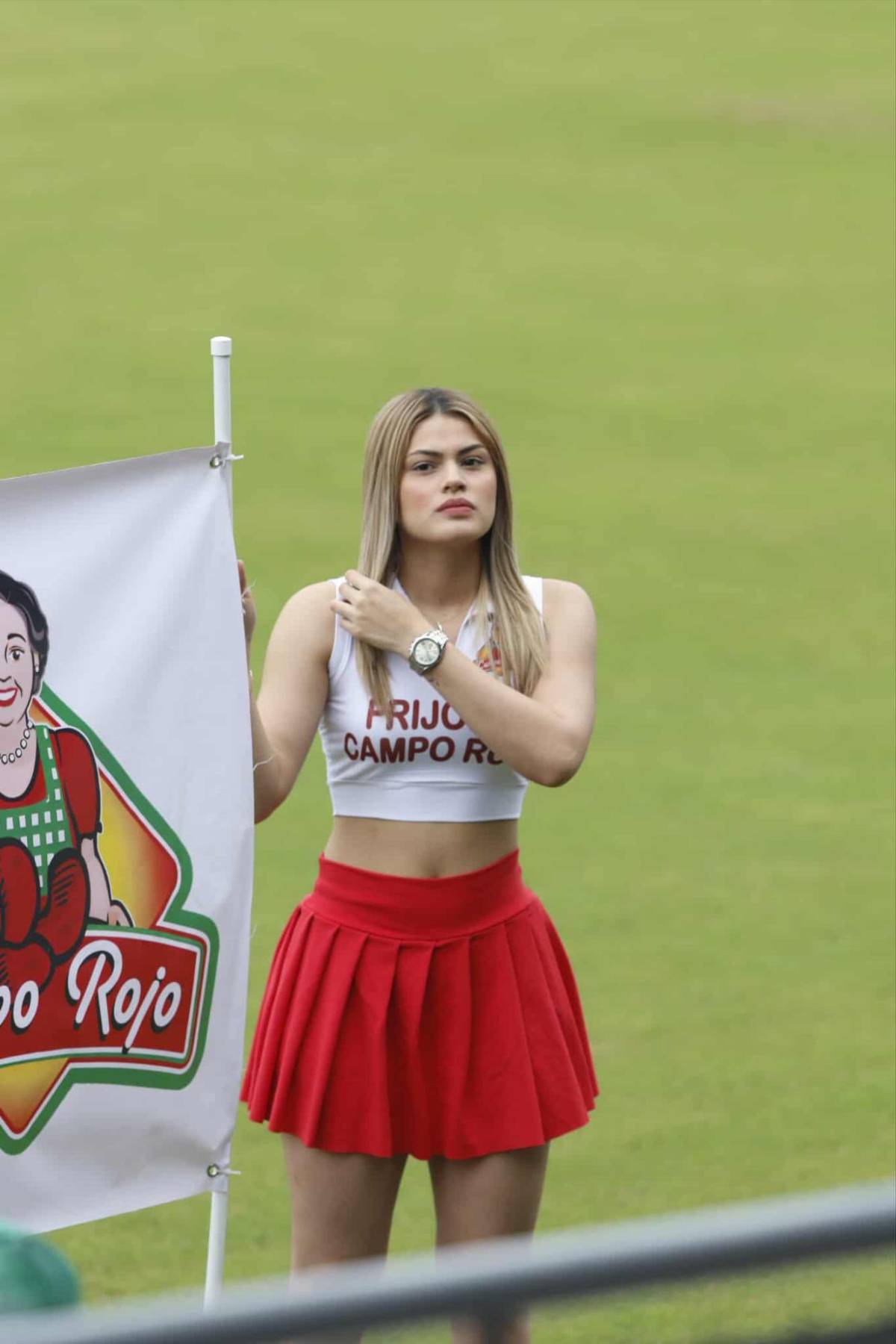 Hermosas chicas, leones y tiburones: gran ambiente para Platense vs Olimpia