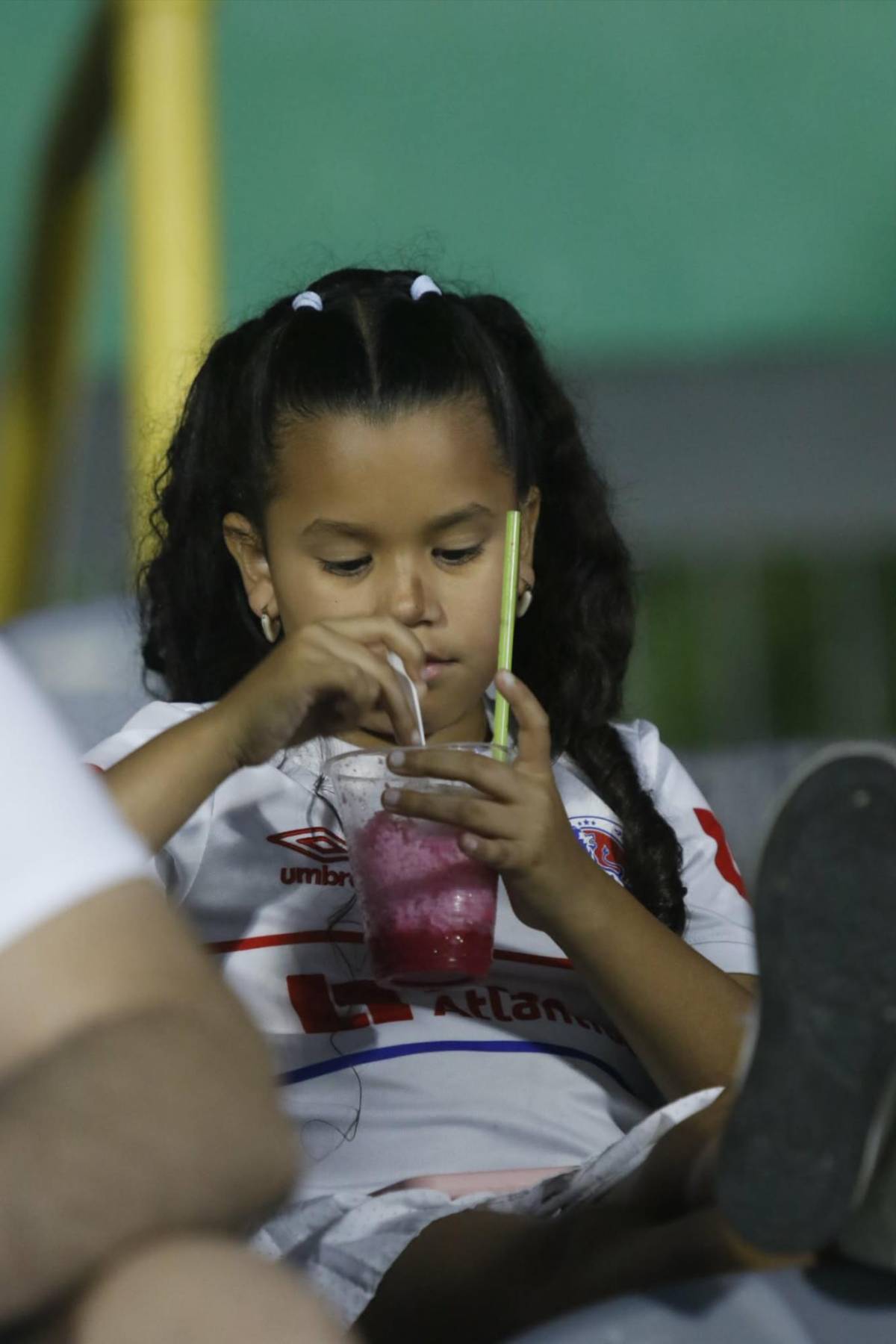 Aficionada enamora, show de las barras y ¿llegó Lavallén?: Ambiente previo al Marathón vs Olimpia