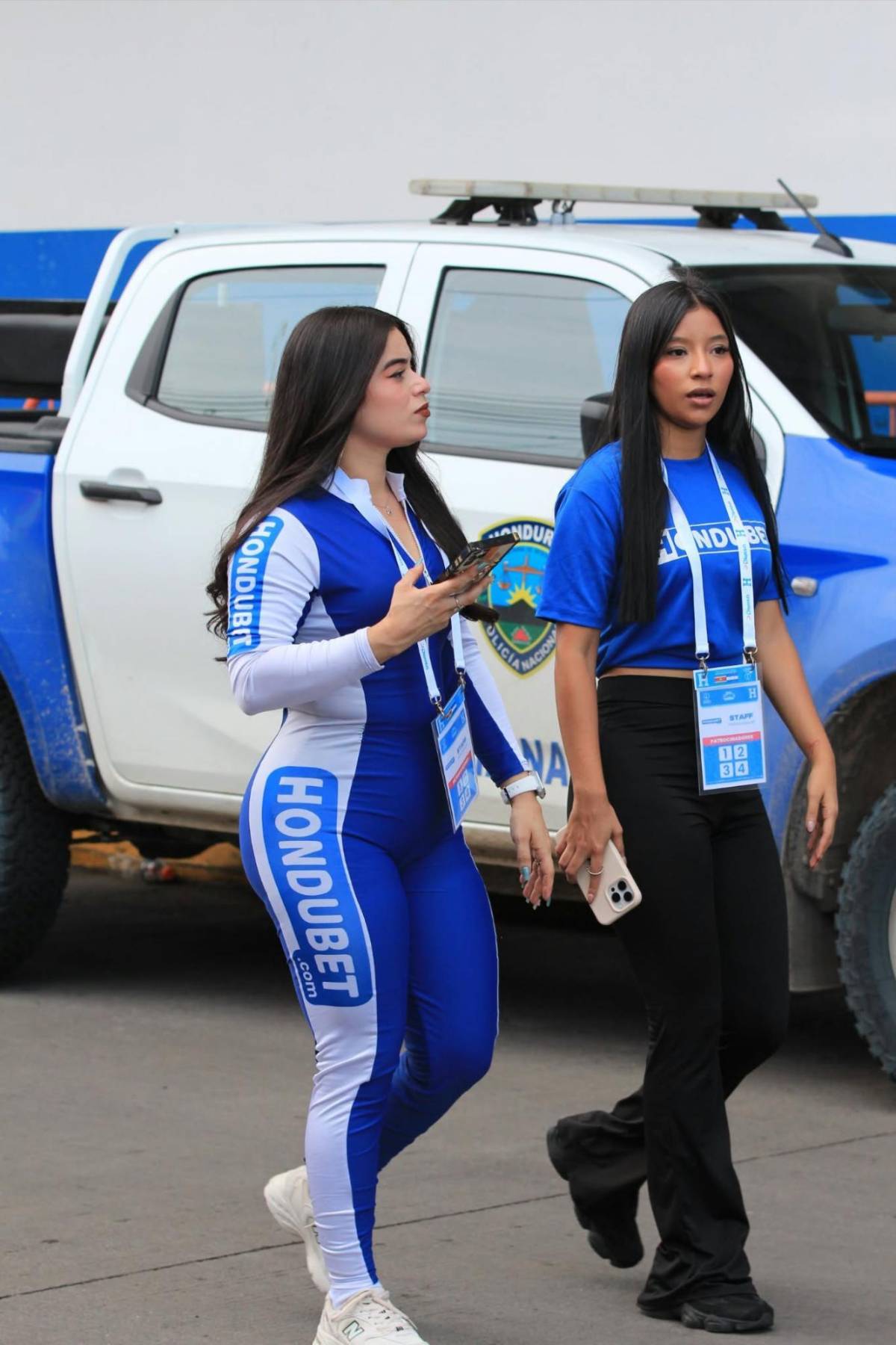 Chica de verde sorprende y otra roba beso; las bellezas en el Honduras ante Surinam