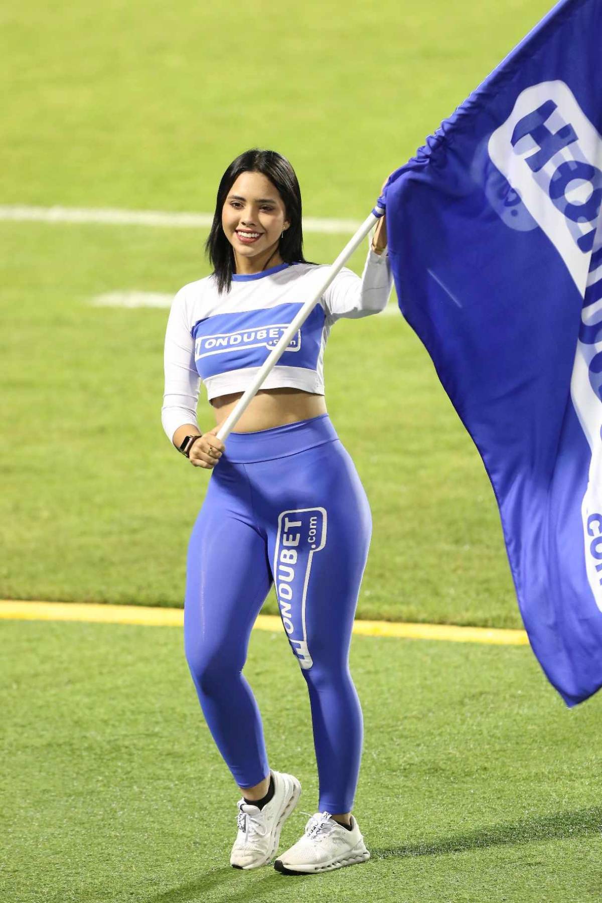 El Nacional se llena de bellas chicas para partido de Honduras ante Antigua y Barbuda