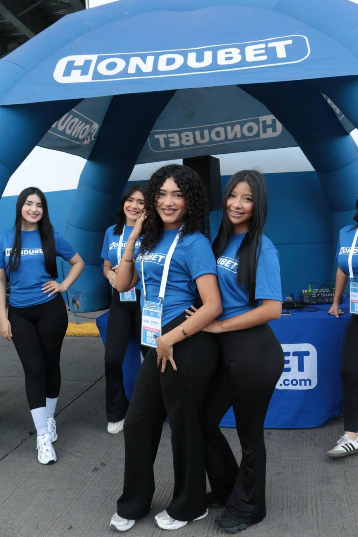 Chica de verde sorprende y otra roba beso; las bellezas en el Honduras ante Surinam
