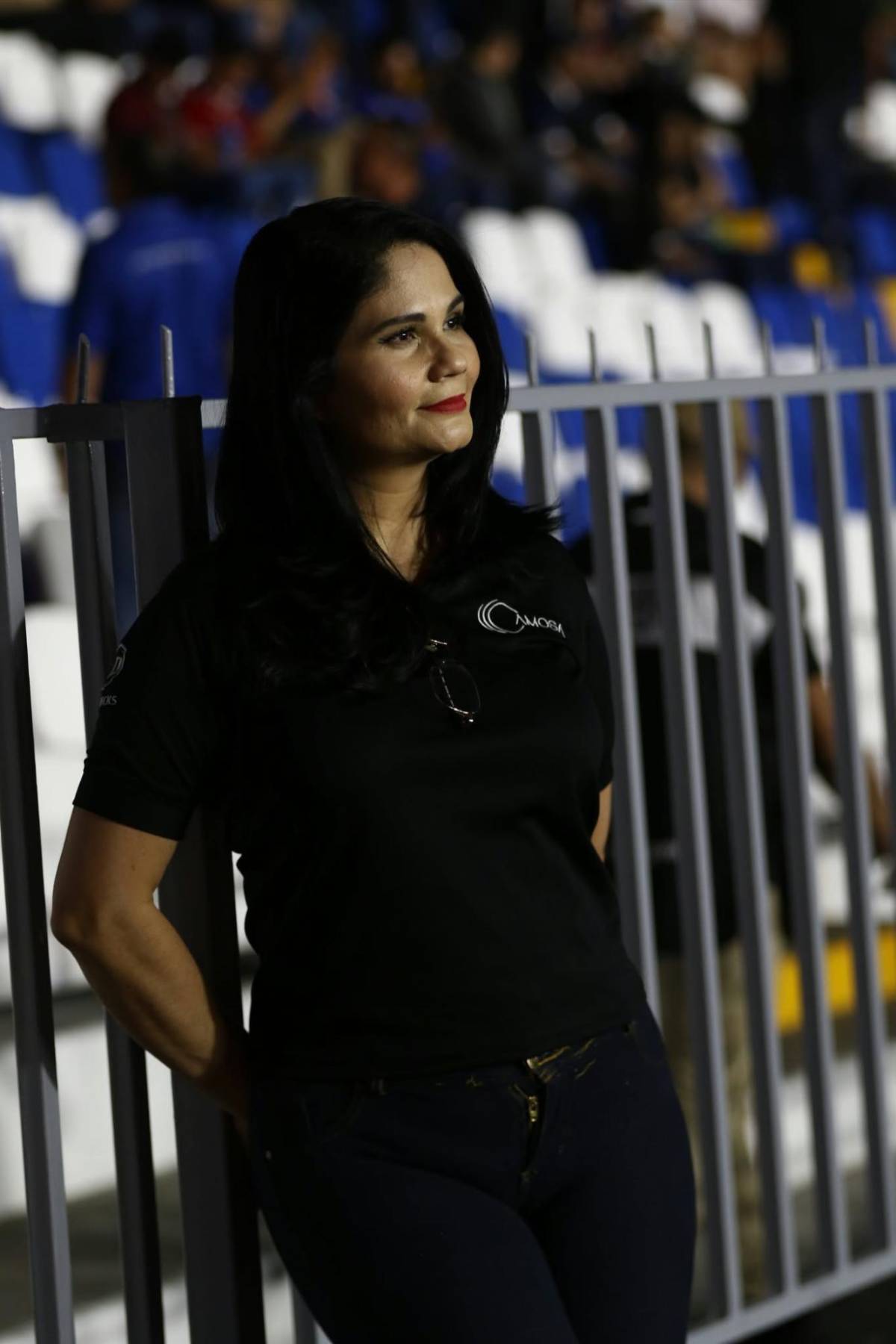 Mamá de jugador de Motagua se roba las miradas y Alajuelense llegó bien representado