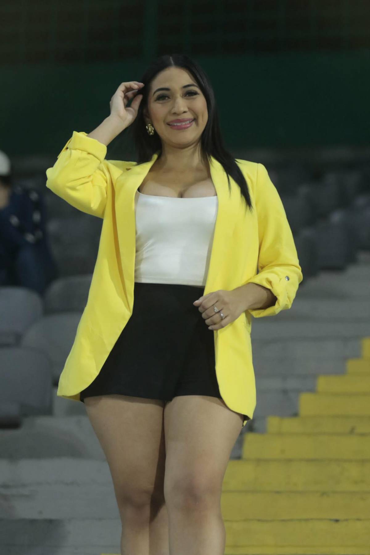 Esposa de jugador y periodistas deslumbran: Bellas chicas en el Real España vs Los Ángeles FC