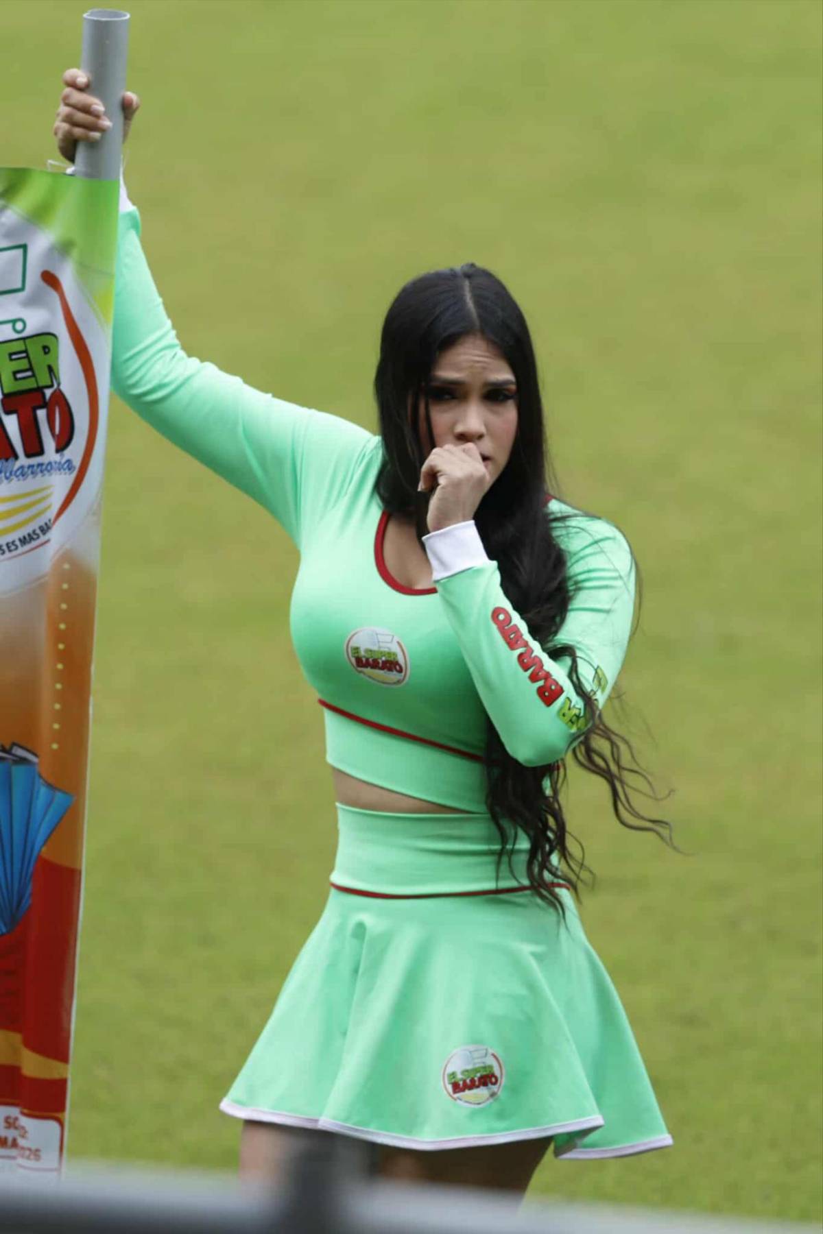 Hermosas chicas, leones y tiburones: gran ambiente para Platense vs Olimpia