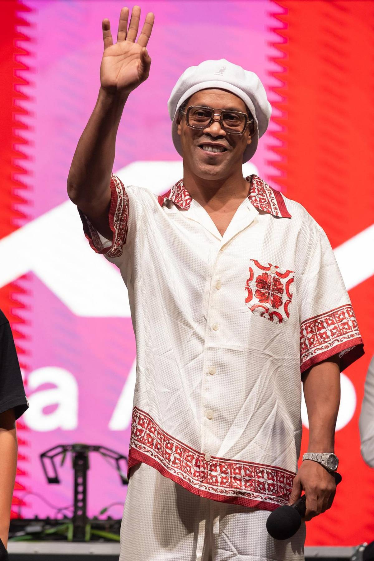 Ronaldinho regresa del retiro a sus 46 años, ya fue presentado y el salario que tendrá