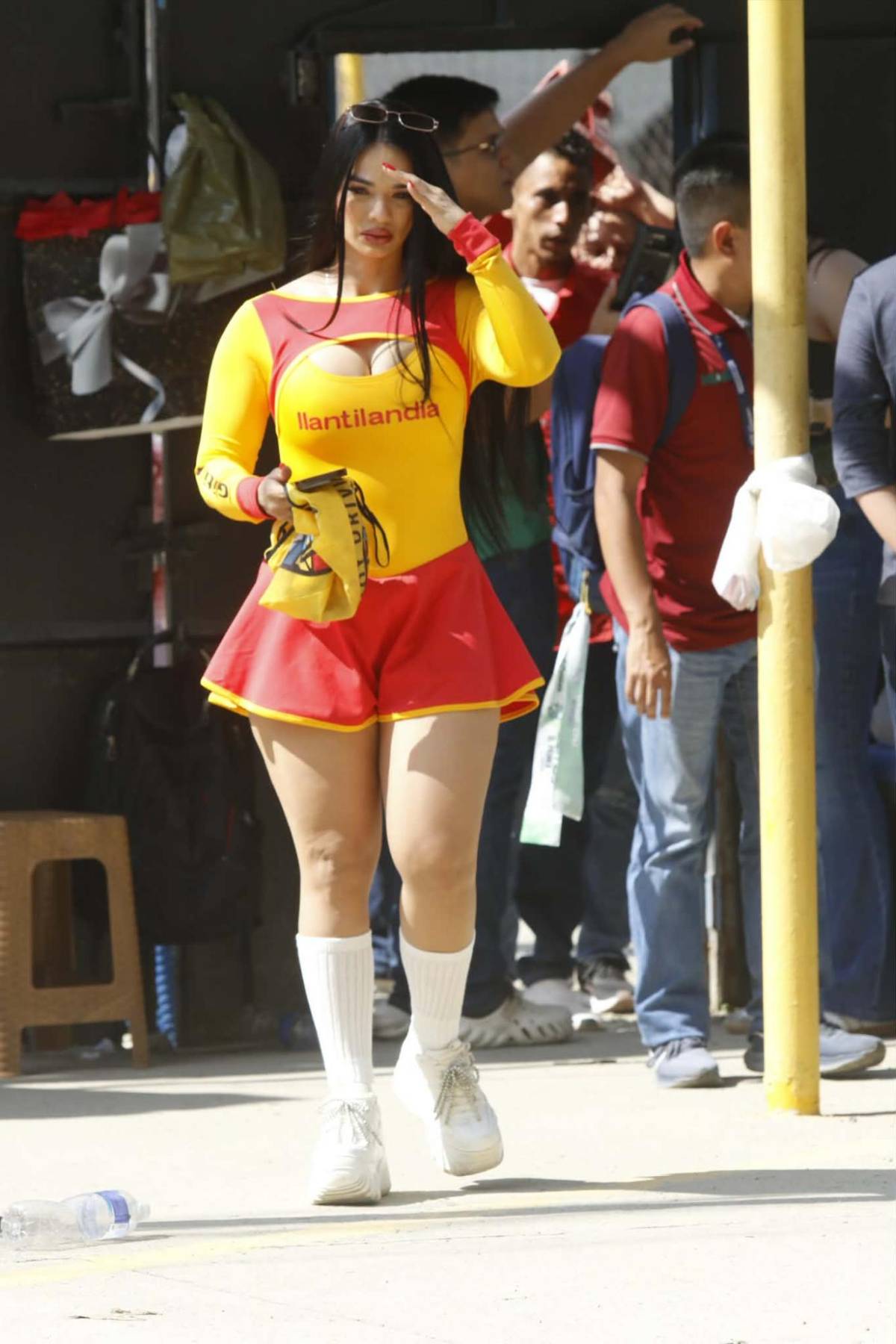 Gringas y periodista se roban el show: Las bellas chicas en la final Marathón vs Olimpia