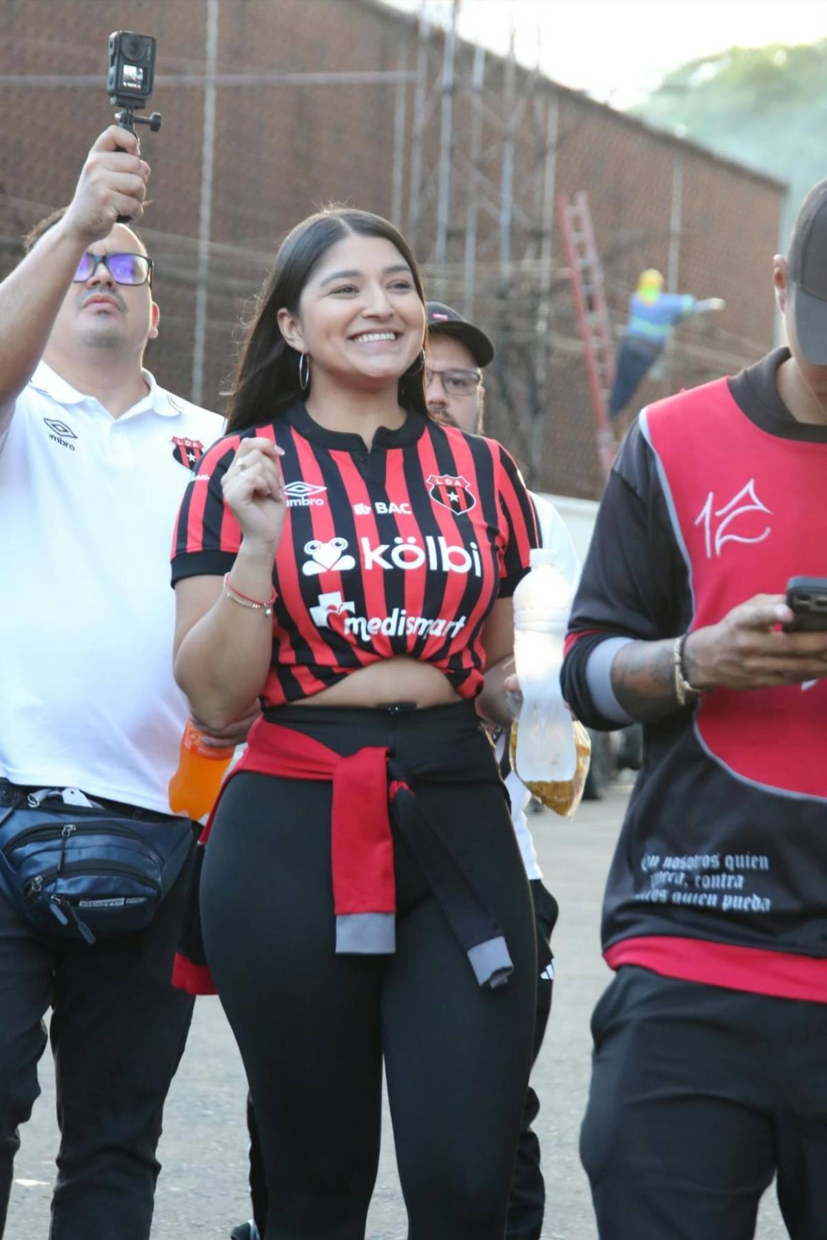 Mamá de jugador de Motagua se roba las miradas y Alajuelense llegó bien representado