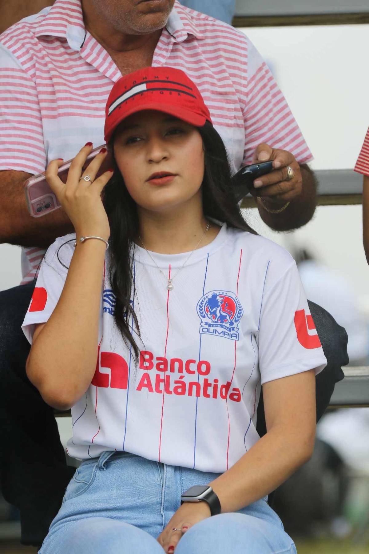 Llegada de Olimpia, curiosa charla de Espinel y las bellas chicas en el estadio Óscar Peralta