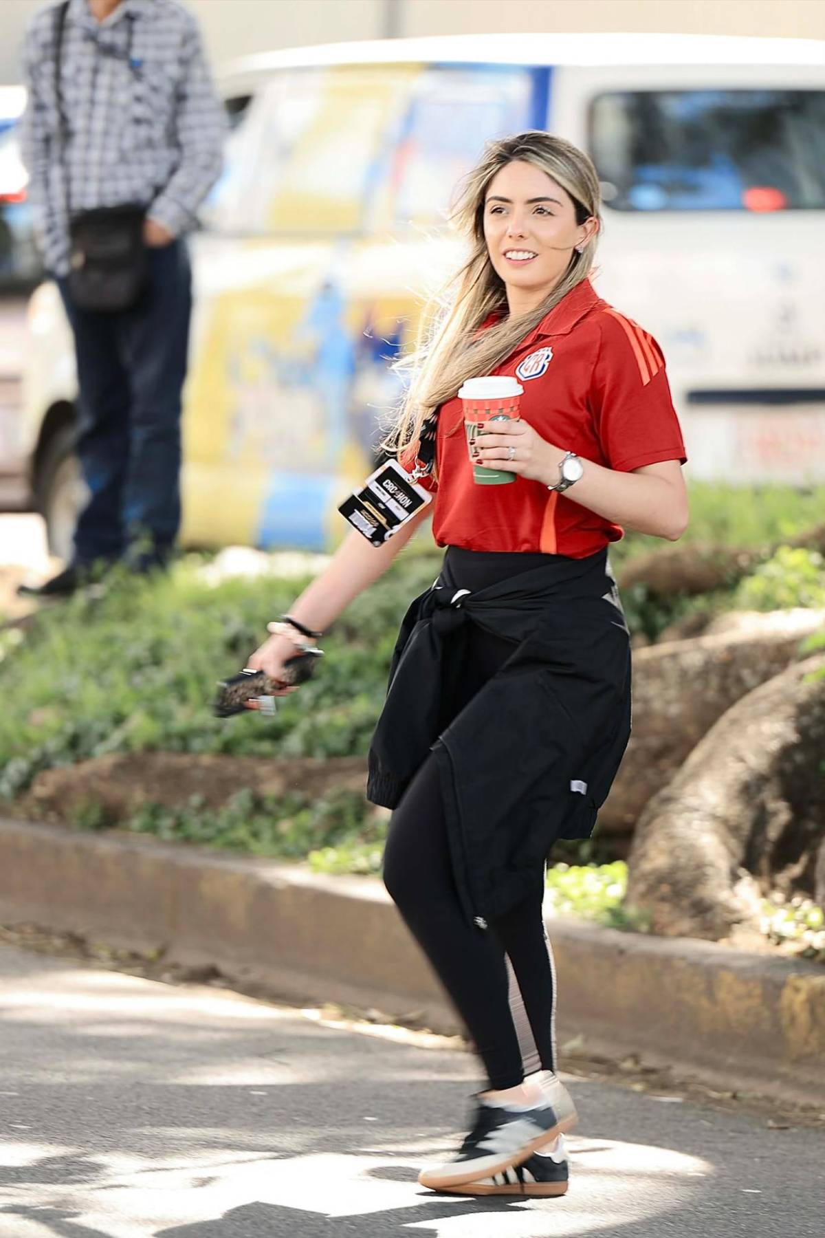 Linda chica y el pollo son la sensación: Ambiente previo al Costa Rica vs Honduras