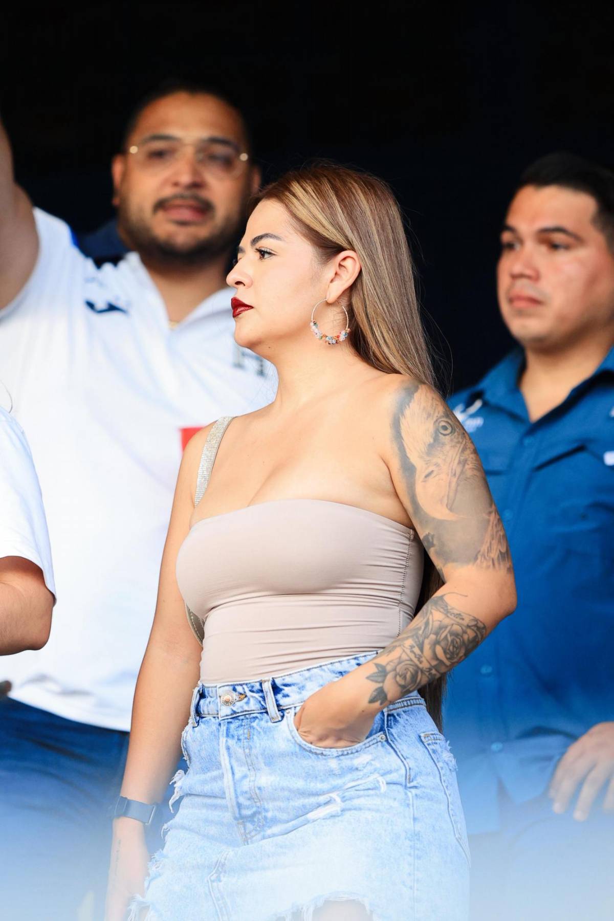 Las bellas chicas que robaron miradas en partido de tiktokers en el estadio Morazán