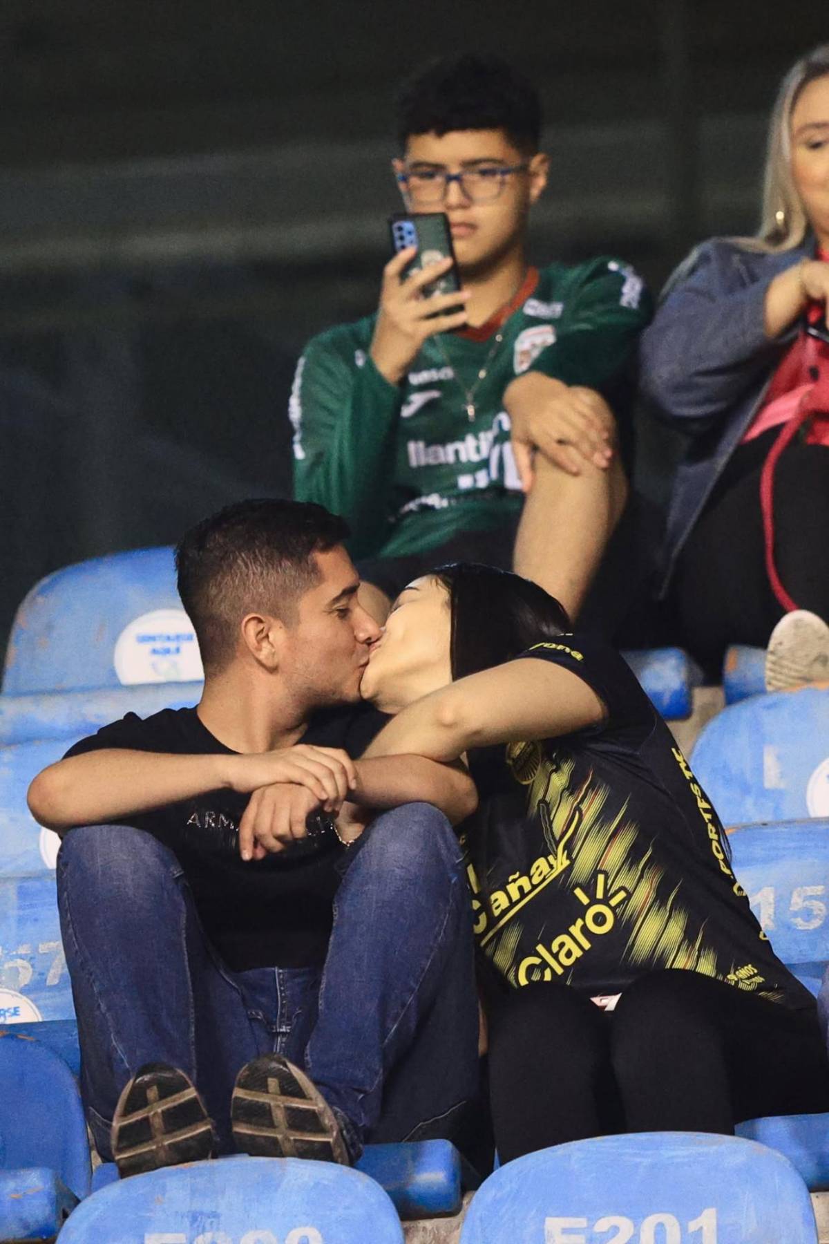 El estadio Olímpico se llena de lindas chicas para el clásico sampedrano