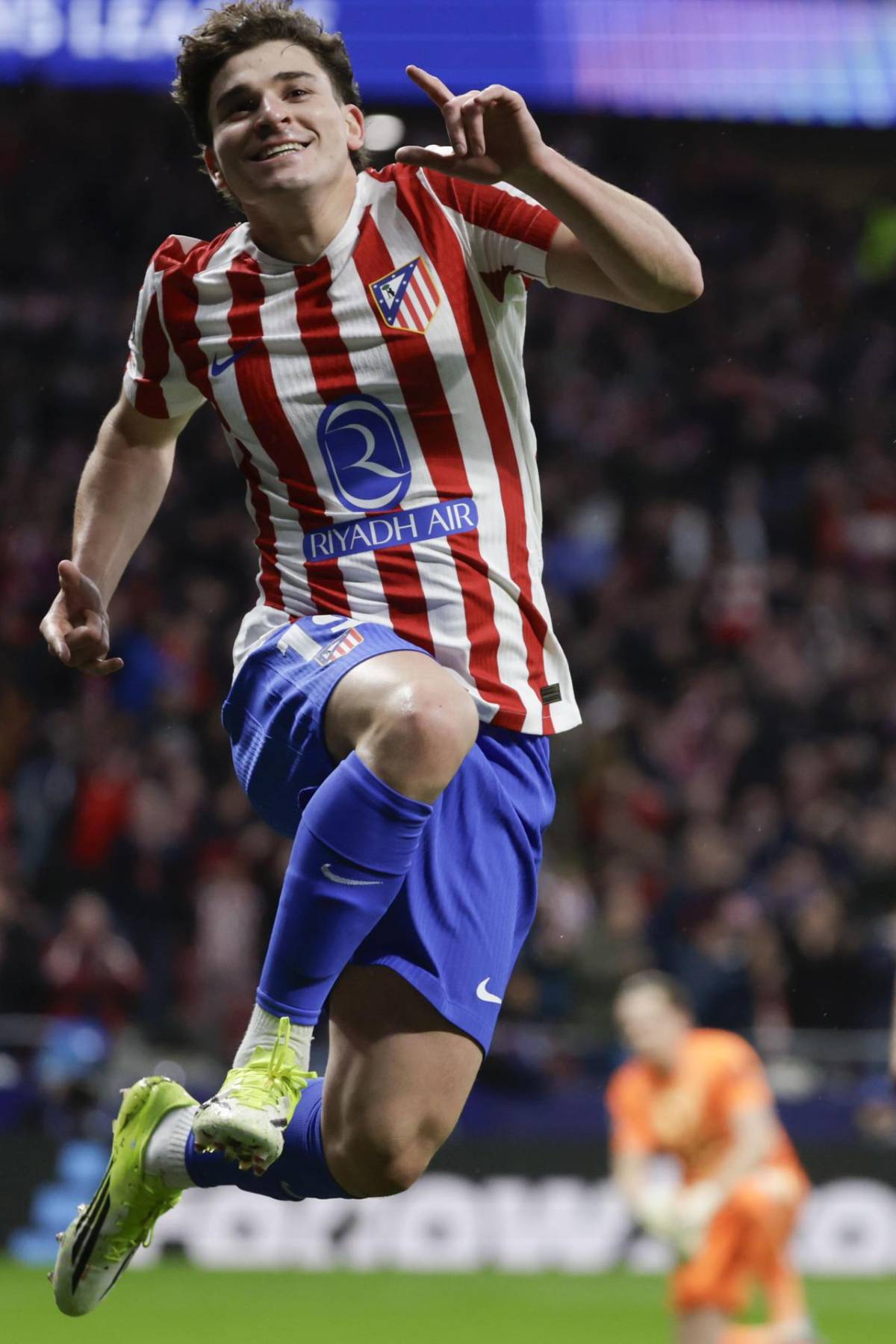 Comete errores en partido de Champions League y el técnico lo saca al siguiente minuto