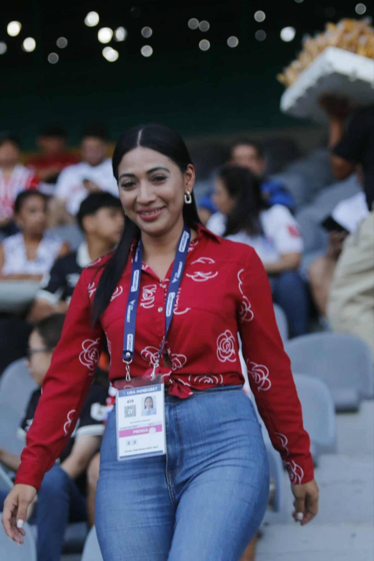 Pelirroja robó miradas: Las lindas chicas que llegaron al Morazán para el Olimpia vs Génesis PN
