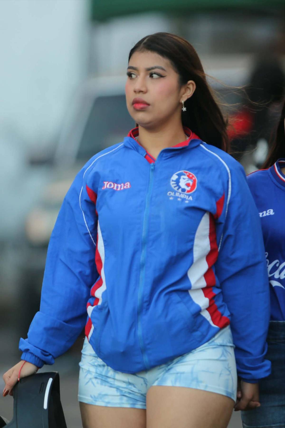 ¡Solo chicas lindas! El Nacional se llena de bellas aficionadas del Olimpia y América