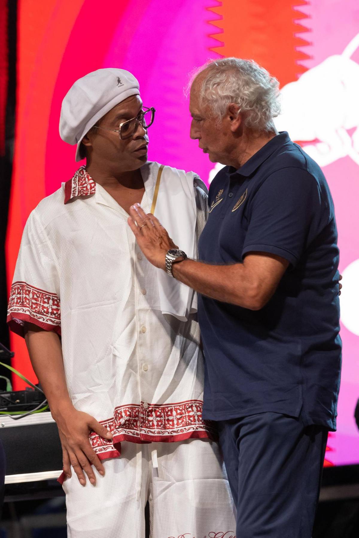 Ronaldinho regresa del retiro a sus 46 años, ya fue presentado y el salario que tendrá