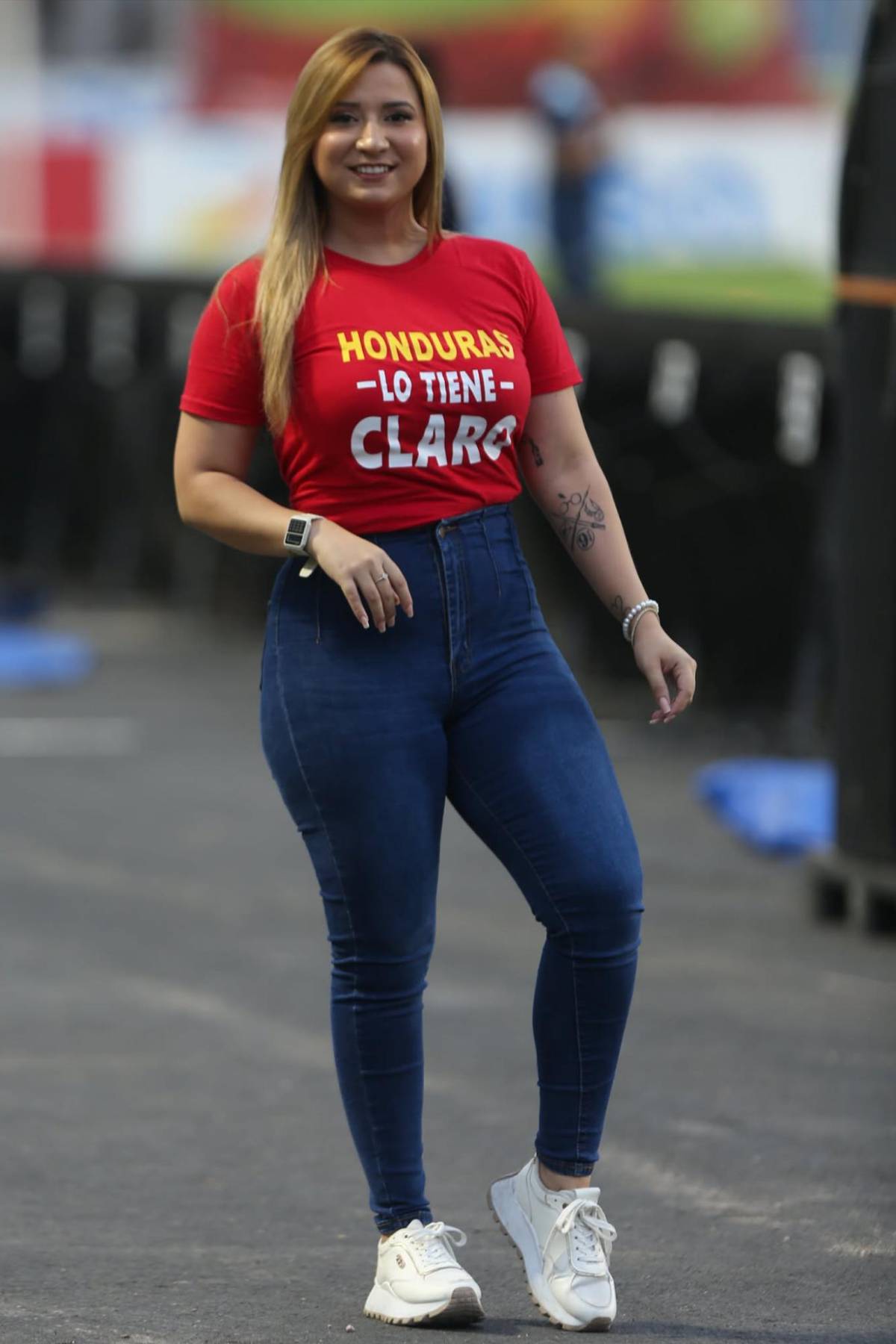 Las bellas chicas que fueron captadas en el Nacional en partido de Honduras ante Haití