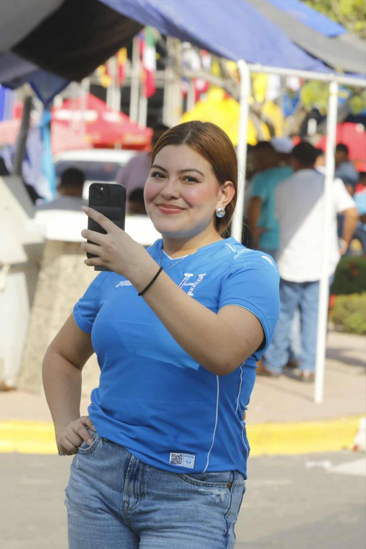Honduras vs Costa Rica: Las lindas chicas que engalanan la previa del partido en el Morazán