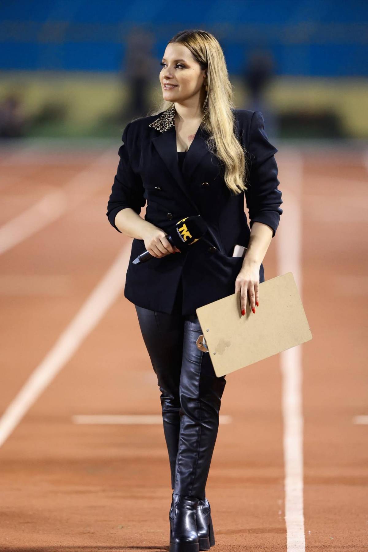 El estadio Olímpico se llena de lindas chicas para el clásico sampedrano
