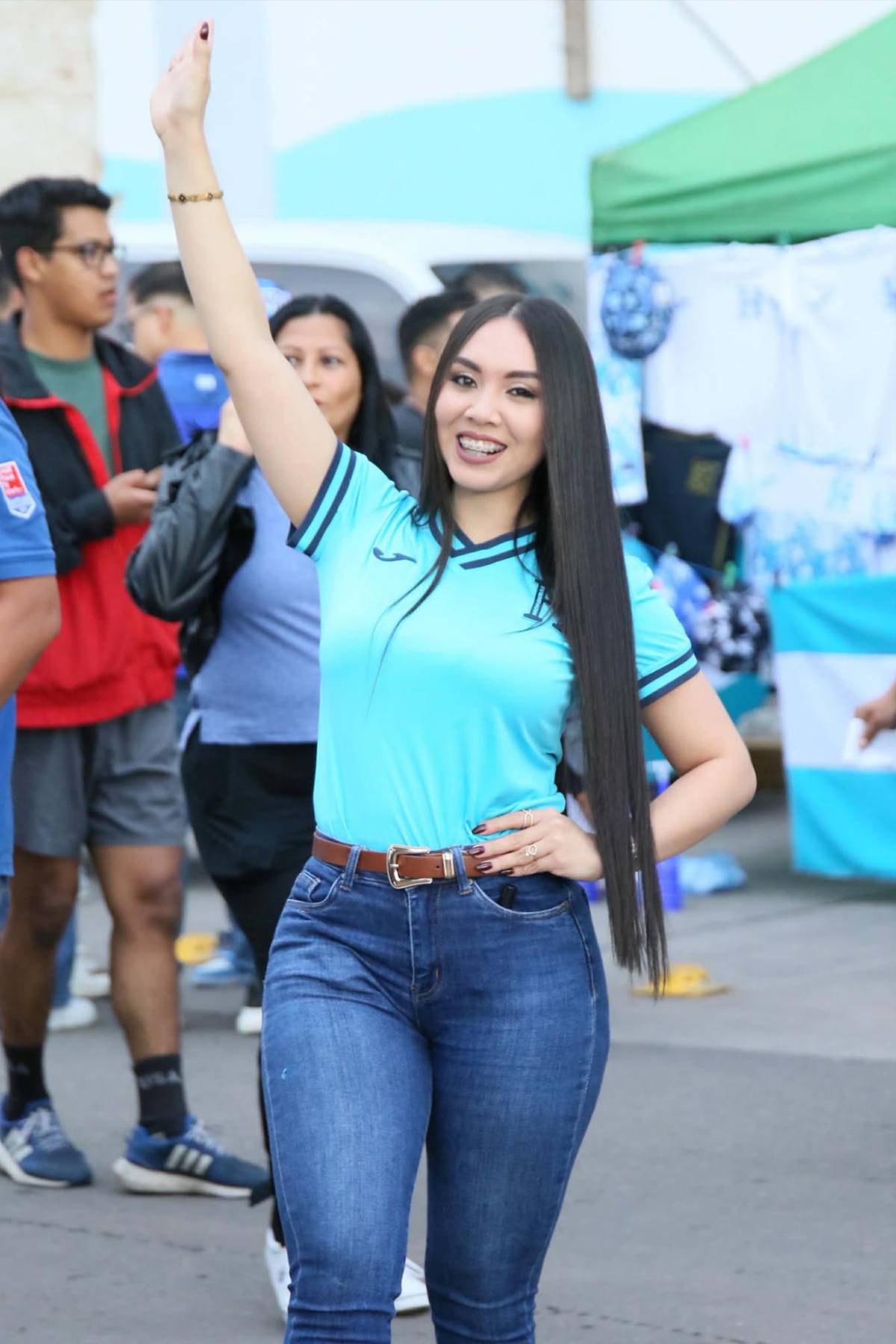 Las bellas chicas que fueron captadas en el Nacional en partido de Honduras ante Haití