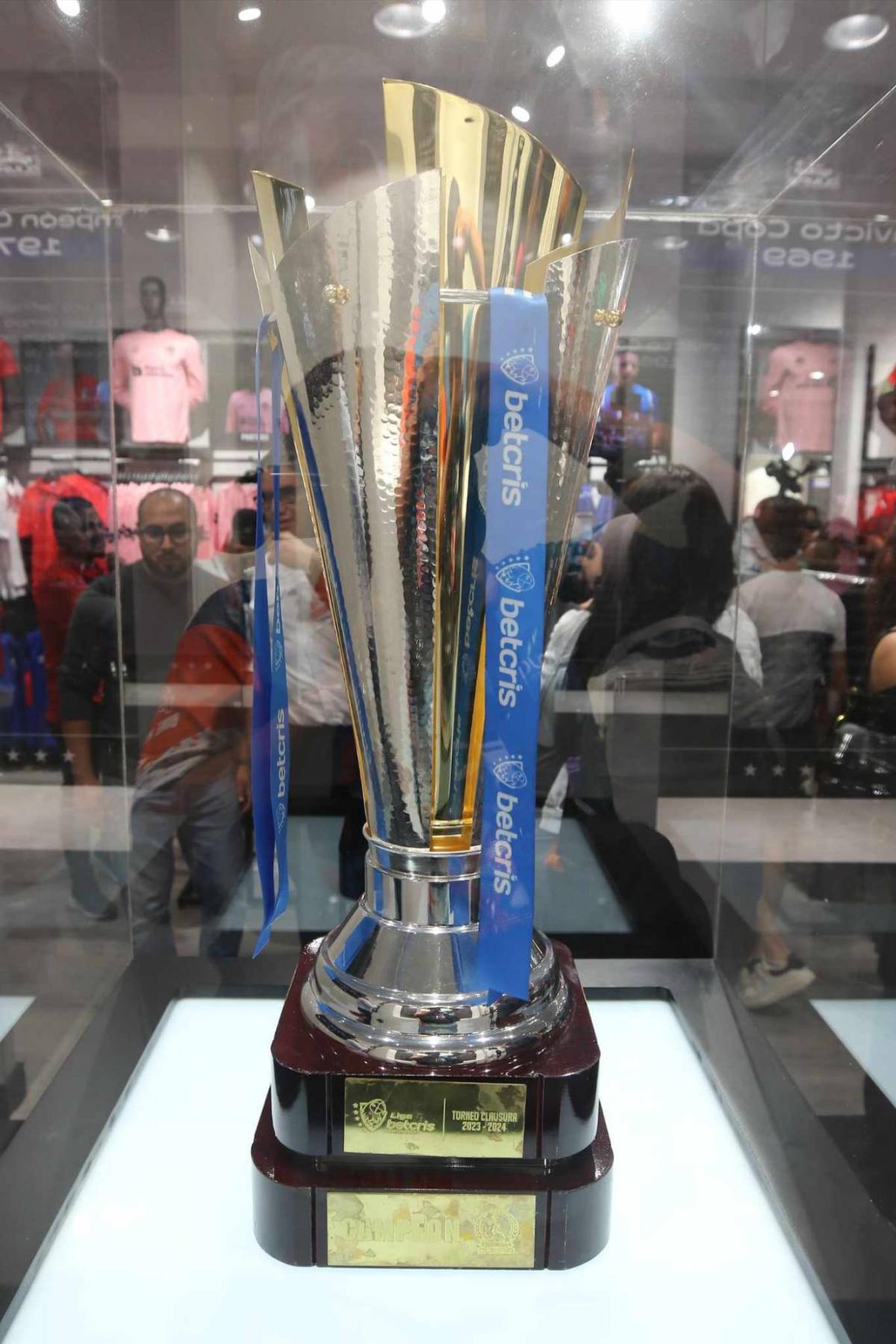 Como en Europa y Estados Unidos: Así es la nueva tienda oficial de Olimpia en Honduras