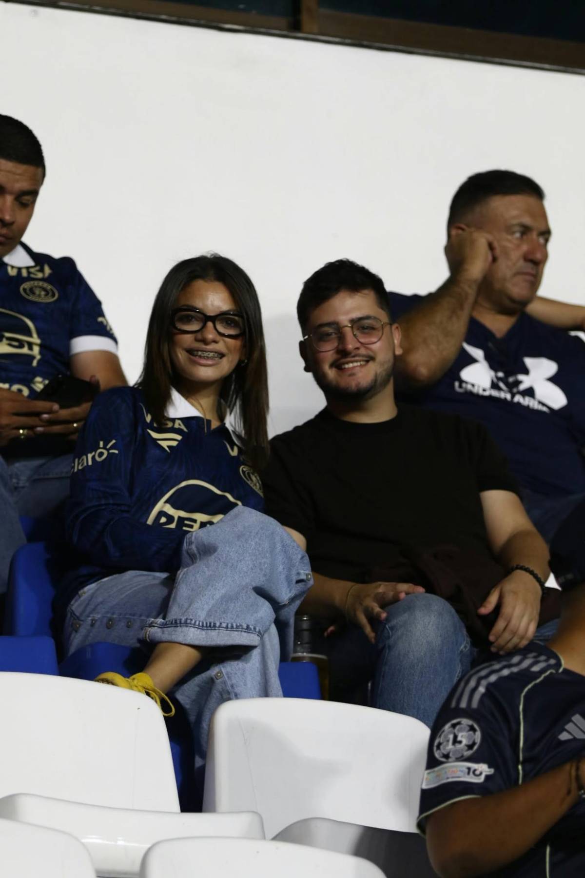 Mamá de jugador de Motagua se roba las miradas y Alajuelense llegó bien representado