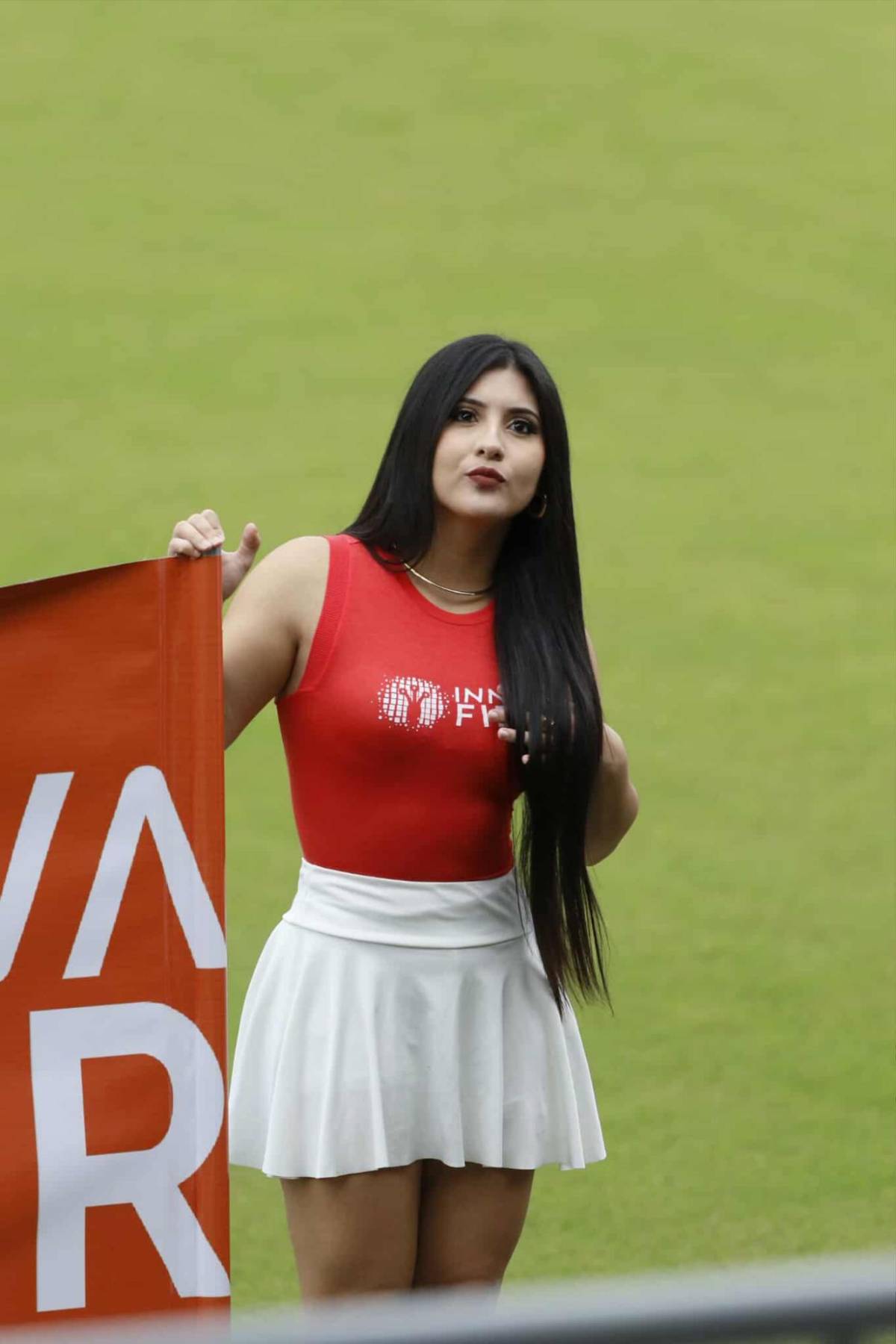 Hermosas chicas, leones y tiburones: gran ambiente para Platense vs Olimpia