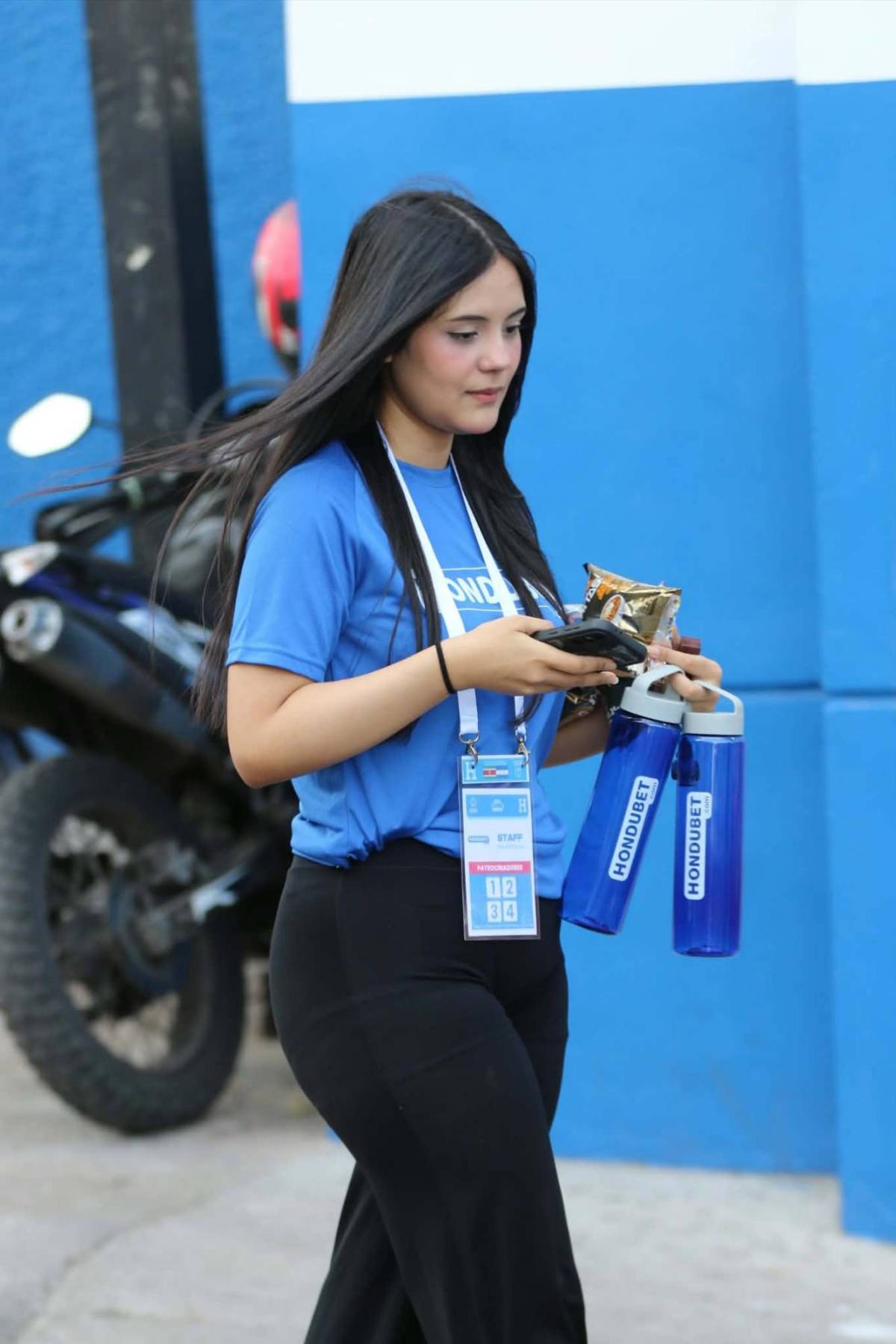 Chica de verde sorprende y otra roba beso; las bellezas en el Honduras ante Surinam