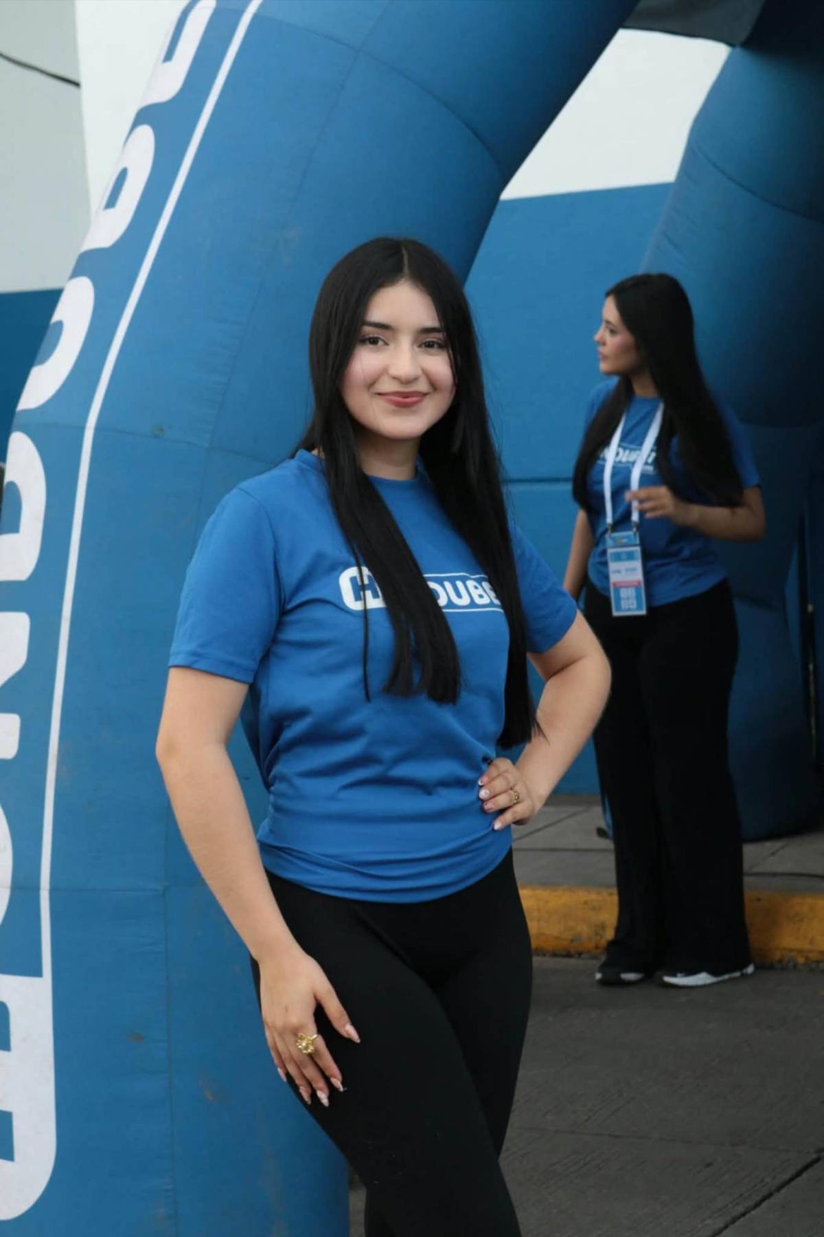 Chica de verde sorprende y otra roba beso; las bellezas en el Honduras ante Surinam