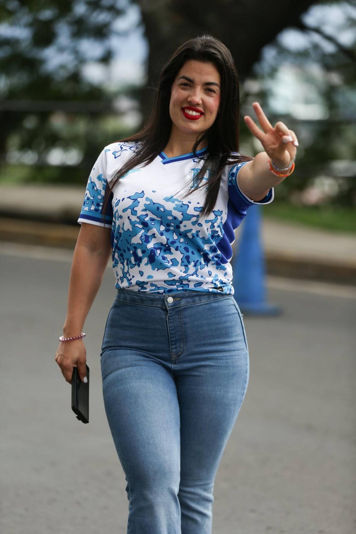 Las bellas chicas que fueron captadas en el Nacional en partido de Honduras ante Haití