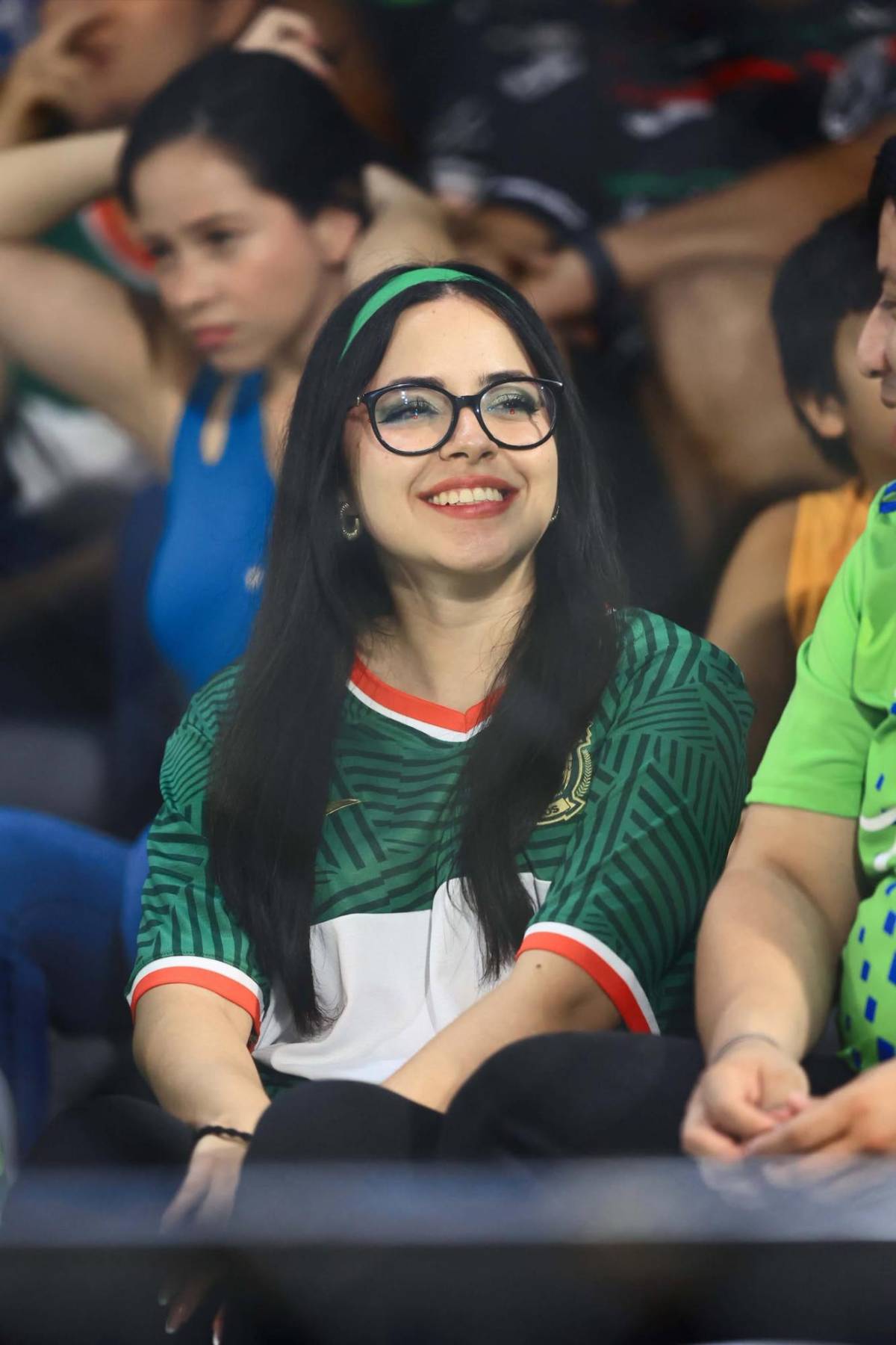 Novia de jugador deslumbra y presentadora es captada apoyando a su equipo en la final