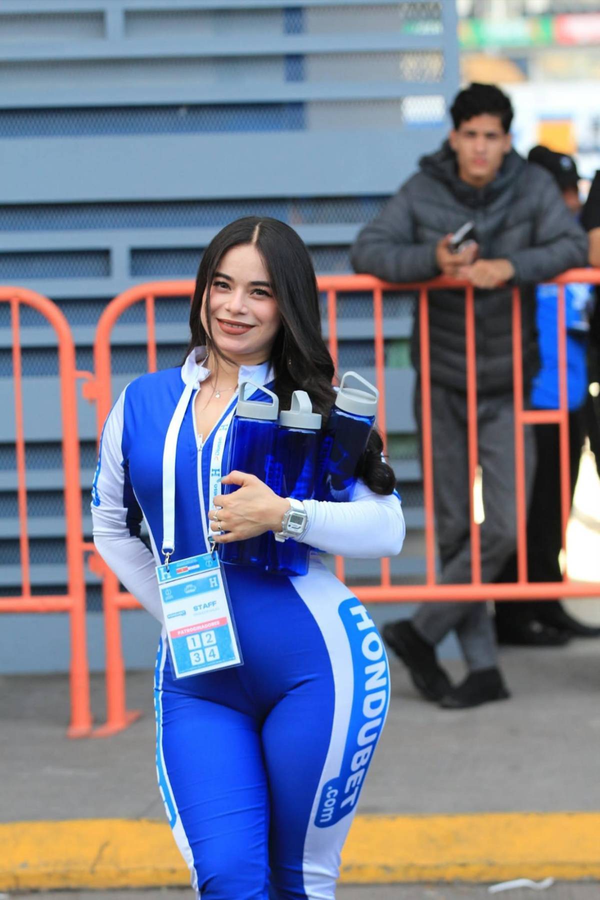 Chica de verde sorprende y otra roba beso; las bellezas en el Honduras ante Surinam