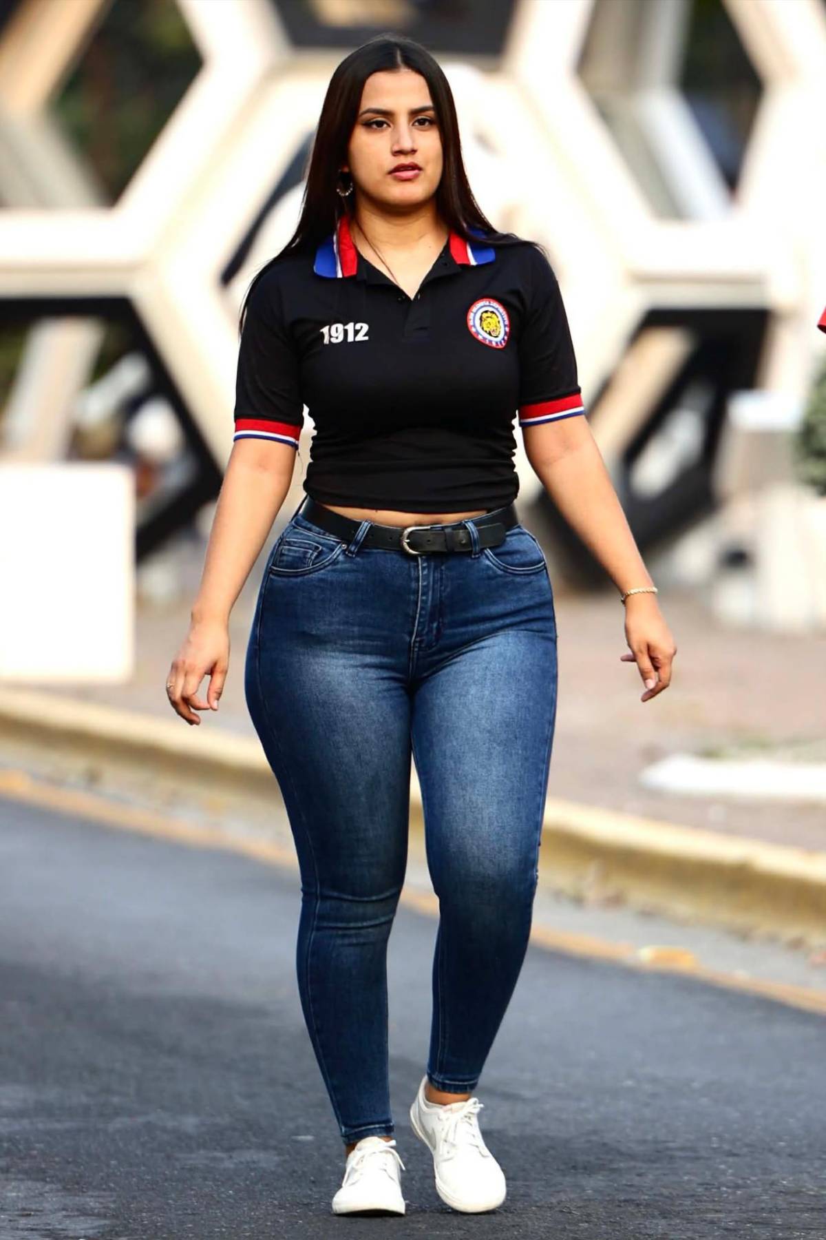 Linda aficionada deslumbra, el Morazán blindado y ambientazo previo al Real España vs Olimpia