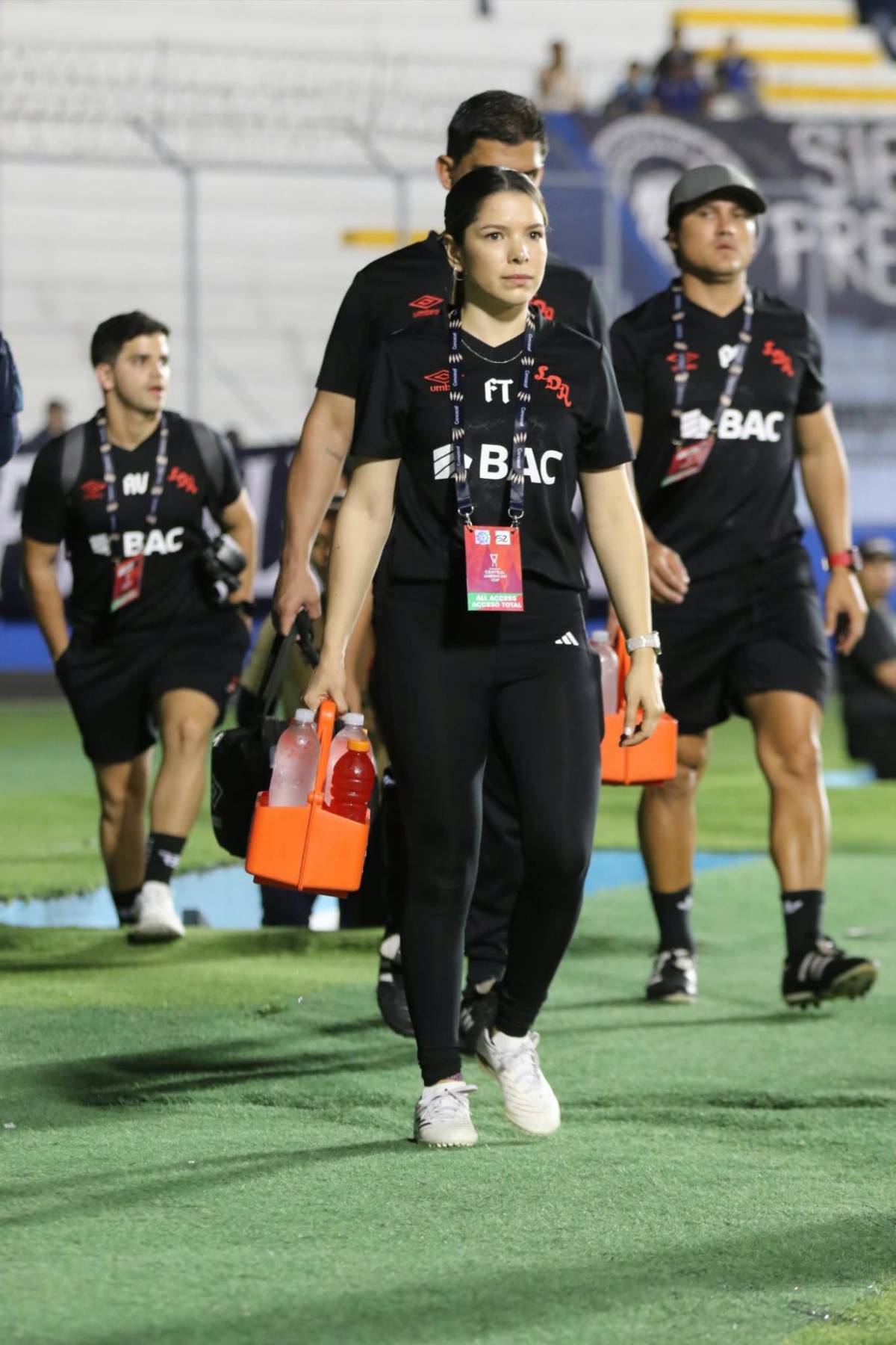 Mamá de jugador de Motagua se roba las miradas y Alajuelense llegó bien representado