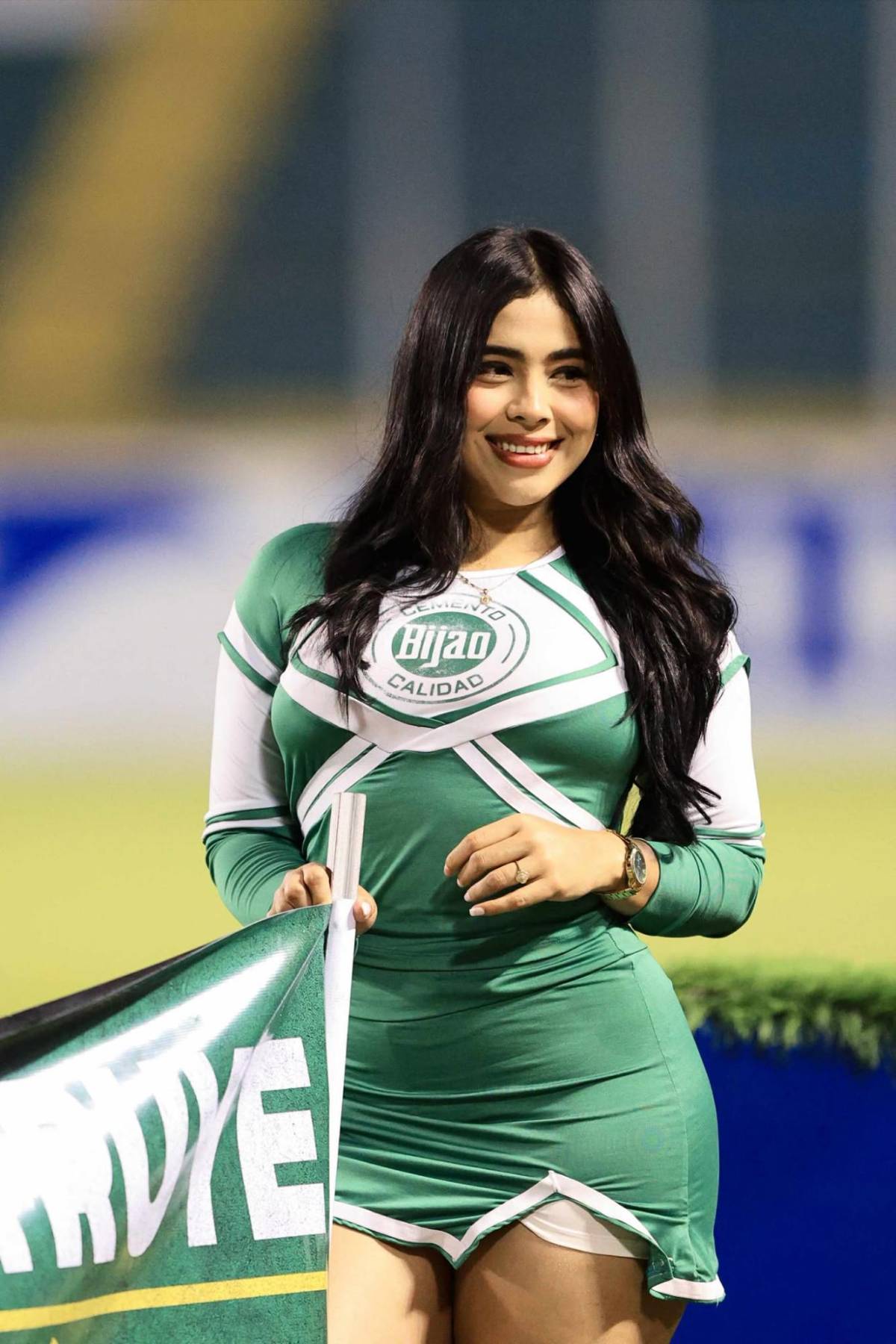 El estadio Olímpico se llena de lindas chicas para el clásico sampedrano