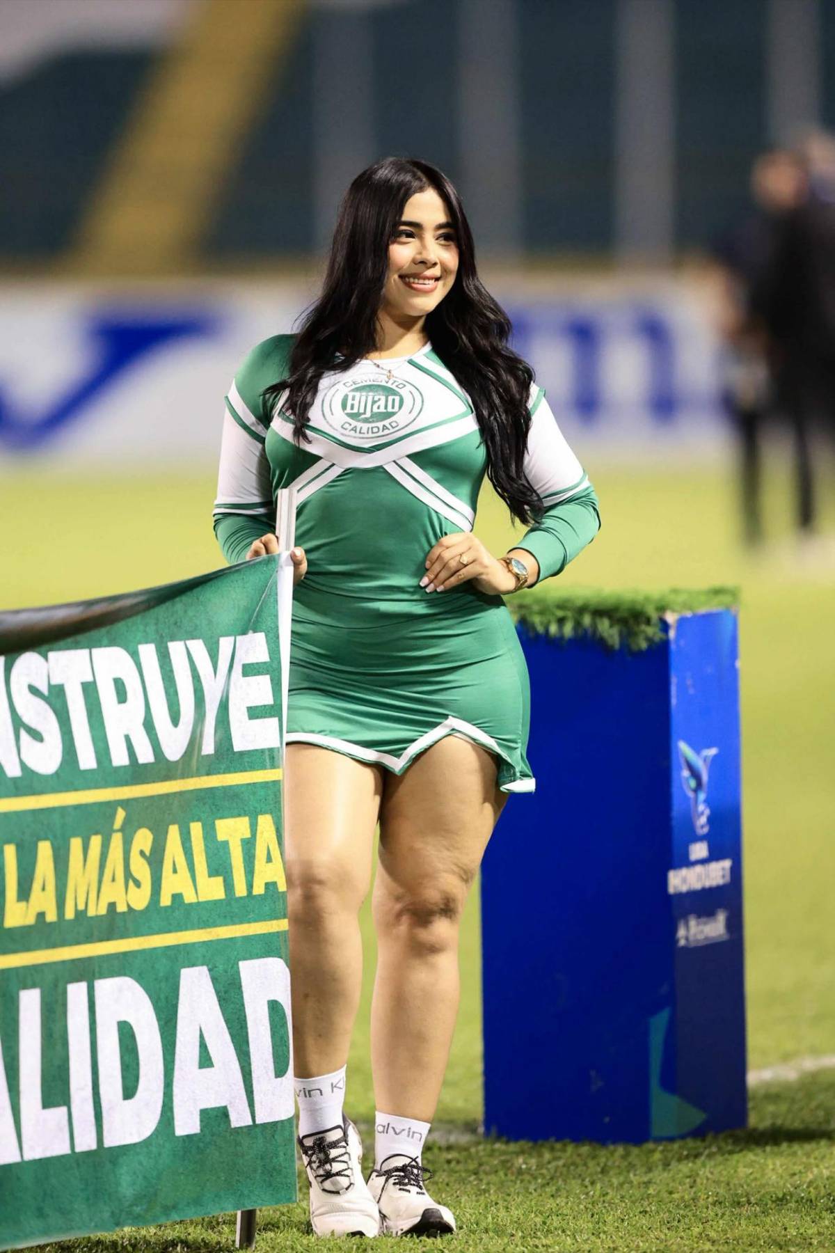 El estadio Olímpico se llena de lindas chicas para el clásico sampedrano