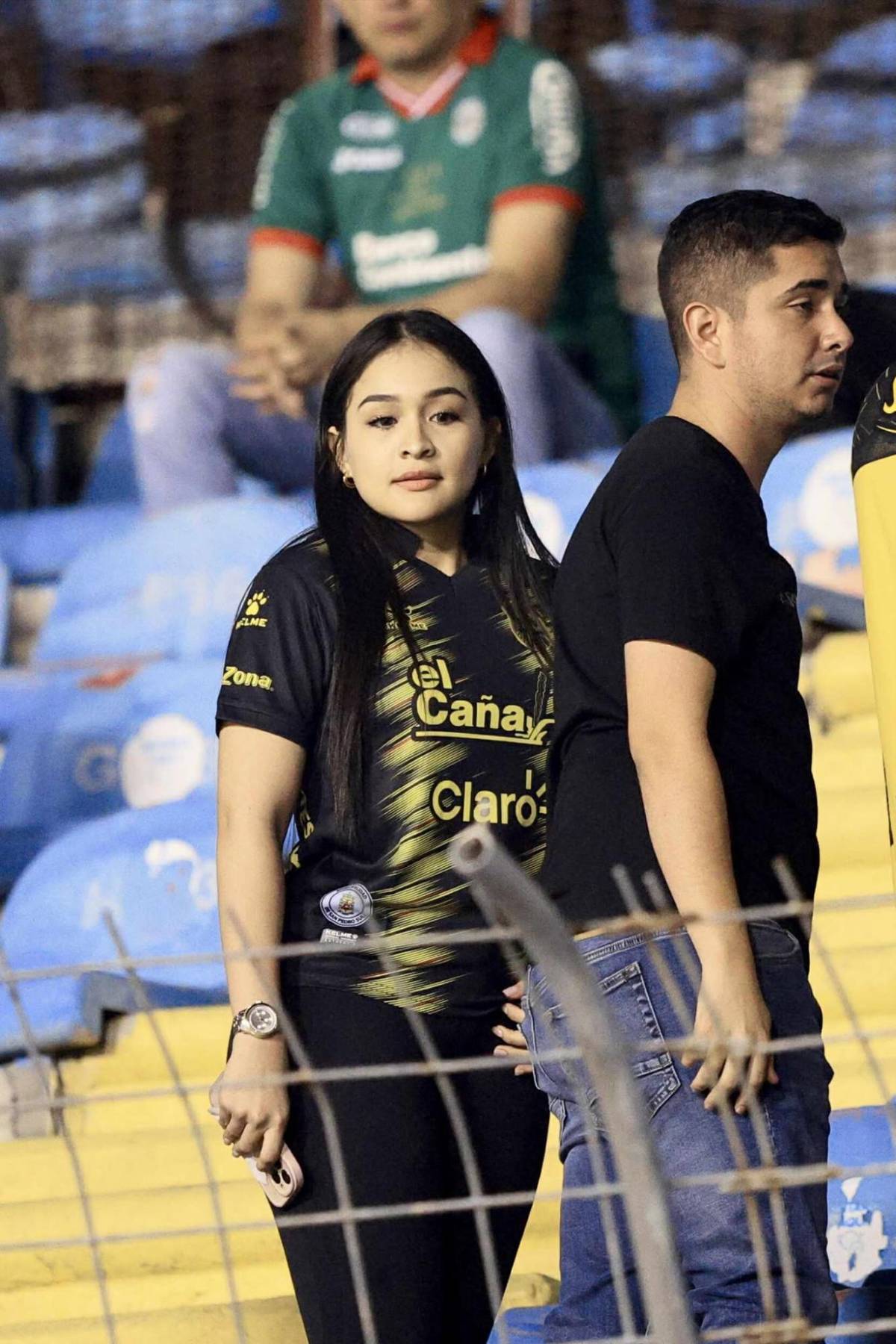 El estadio Olímpico se llena de lindas chicas para el clásico sampedrano