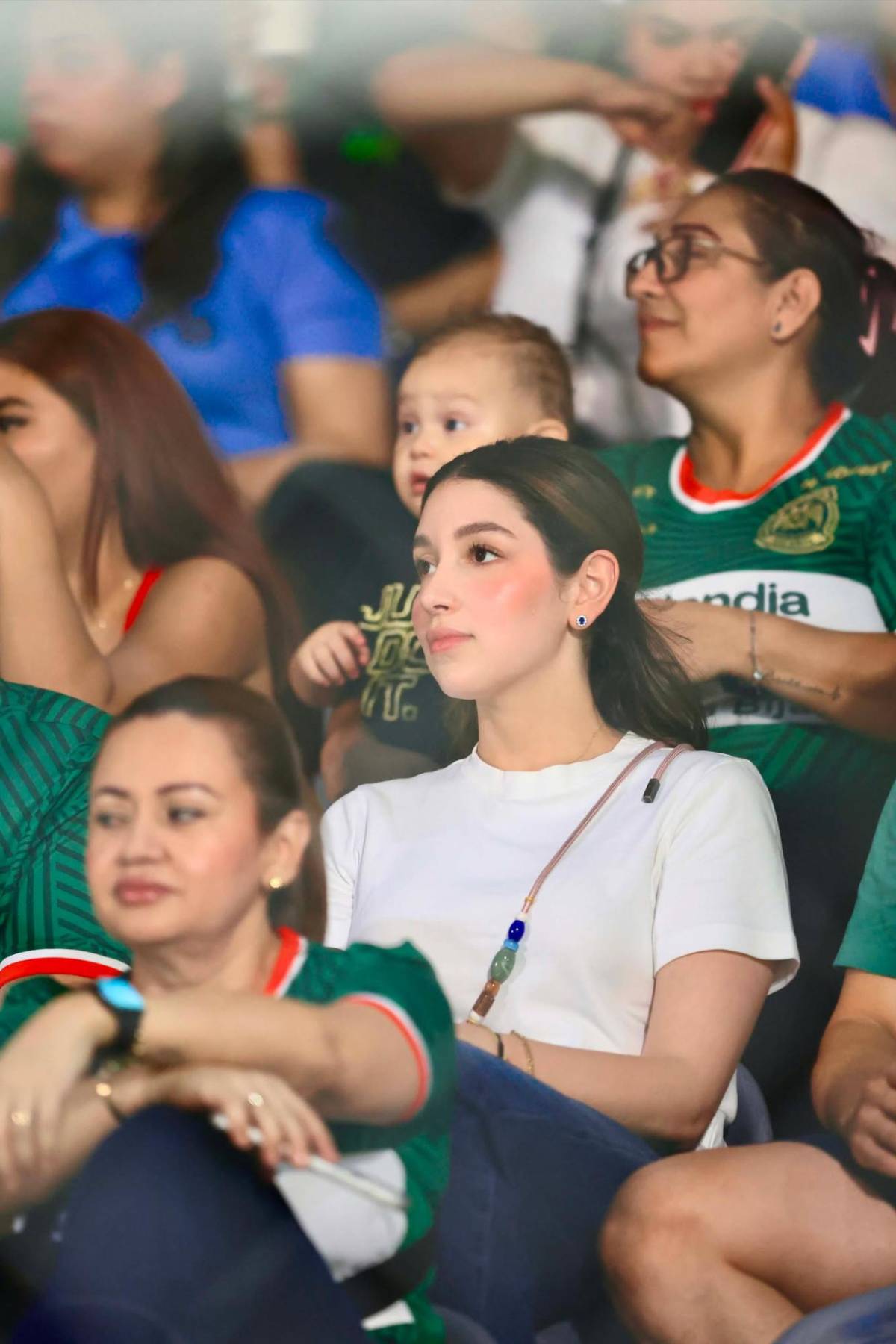 Novia de jugador deslumbra y presentadora es captada apoyando a su equipo en la final