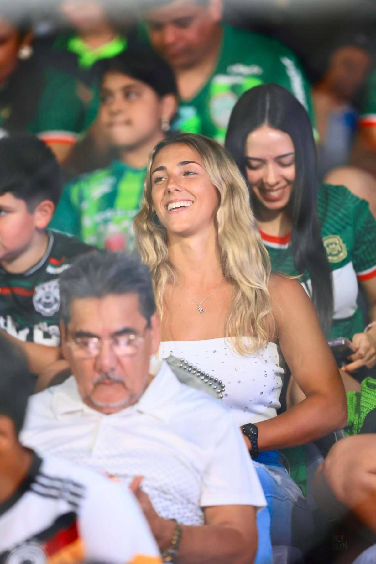 Novia de jugador deslumbra y presentadora es captada apoyando a su equipo en la final