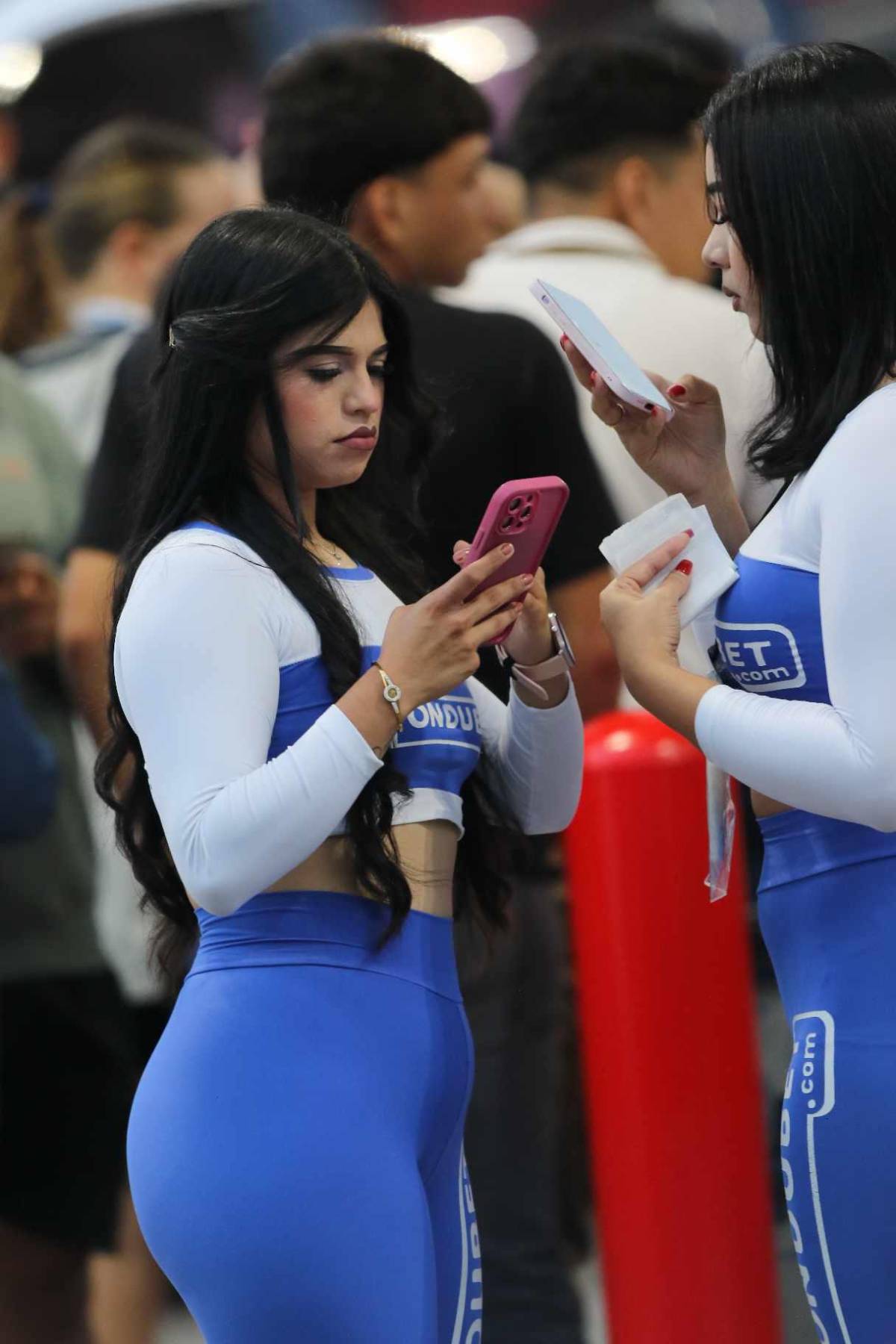 El Nacional se llena de bellas chicas para partido de Honduras ante Antigua y Barbuda