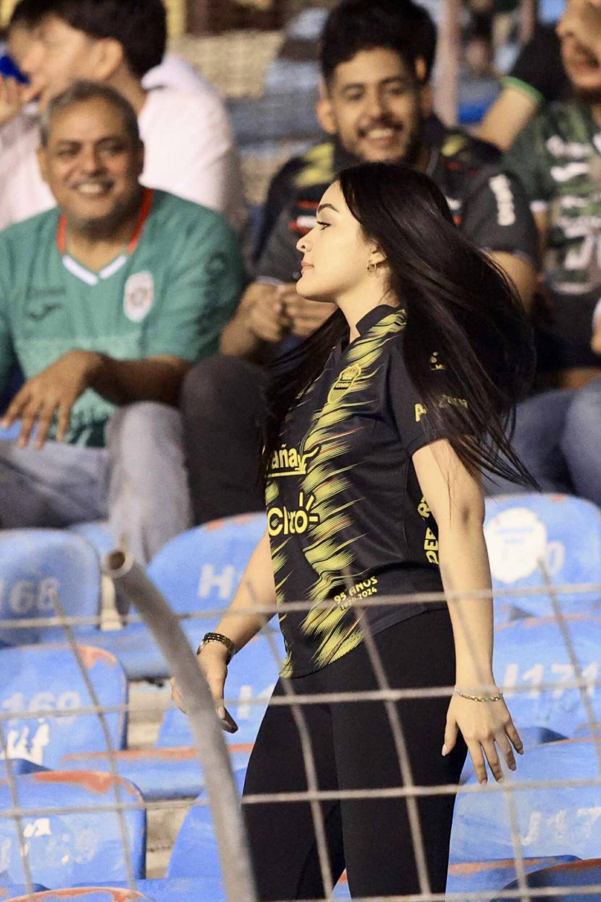 El estadio Olímpico se llena de lindas chicas para el clásico sampedrano