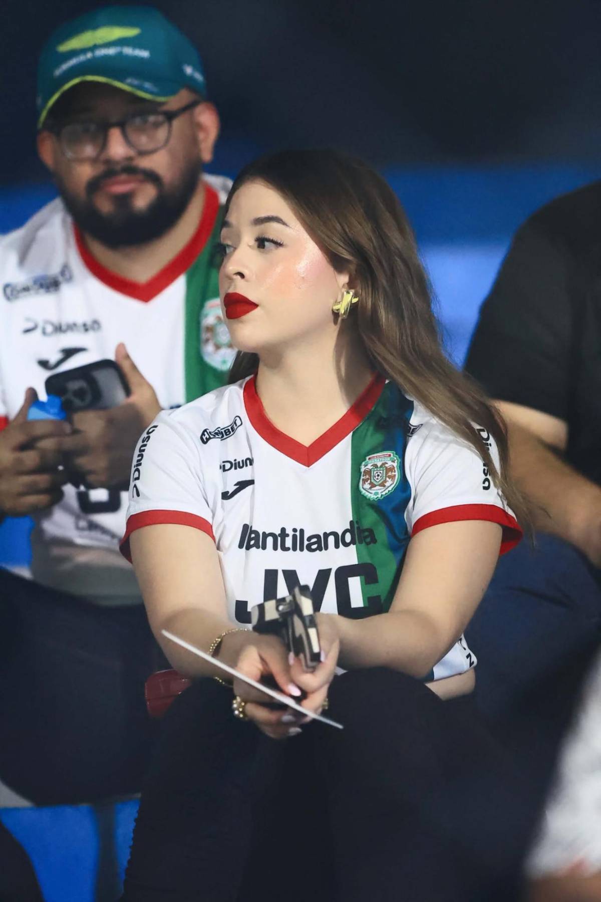 Novia de jugador deslumbra y presentadora es captada apoyando a su equipo en la final