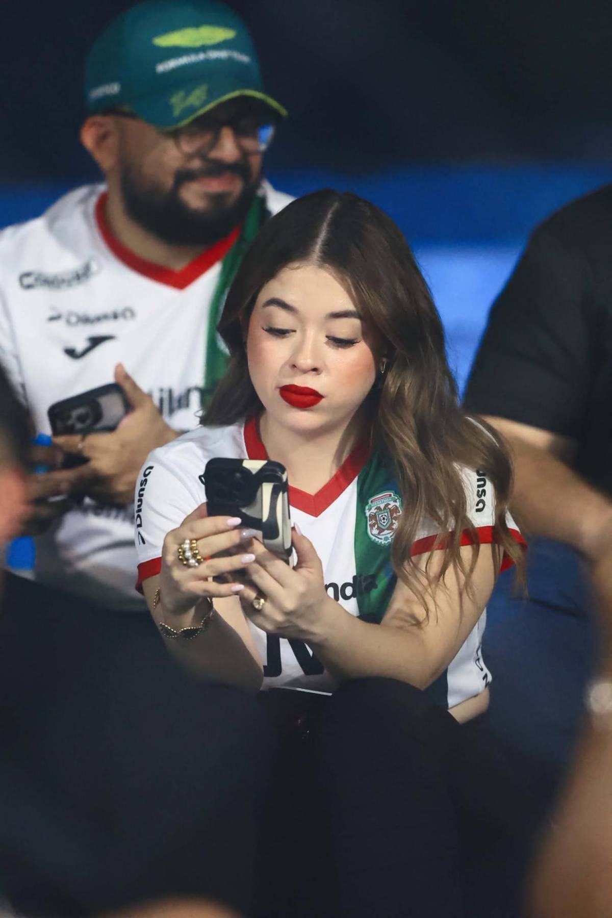 Novia de jugador deslumbra y presentadora es captada apoyando a su equipo en la final