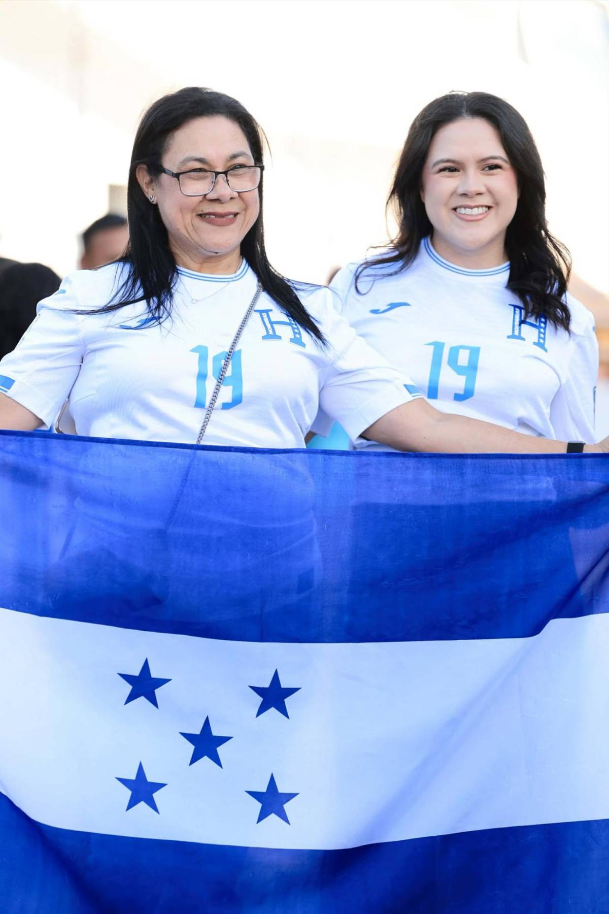 Linda chica y el pollo son la sensación: Ambiente previo al Costa Rica vs Honduras