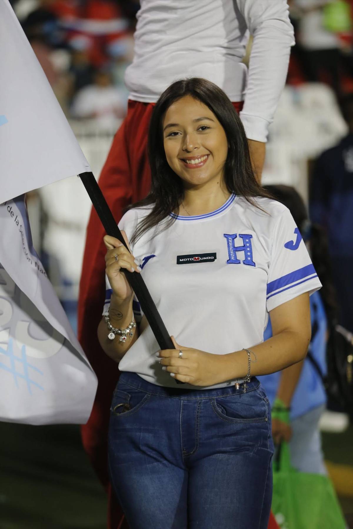 Las bellas chicas que se robaron las miradas el Nacional para partido Honduras-Nicaragua